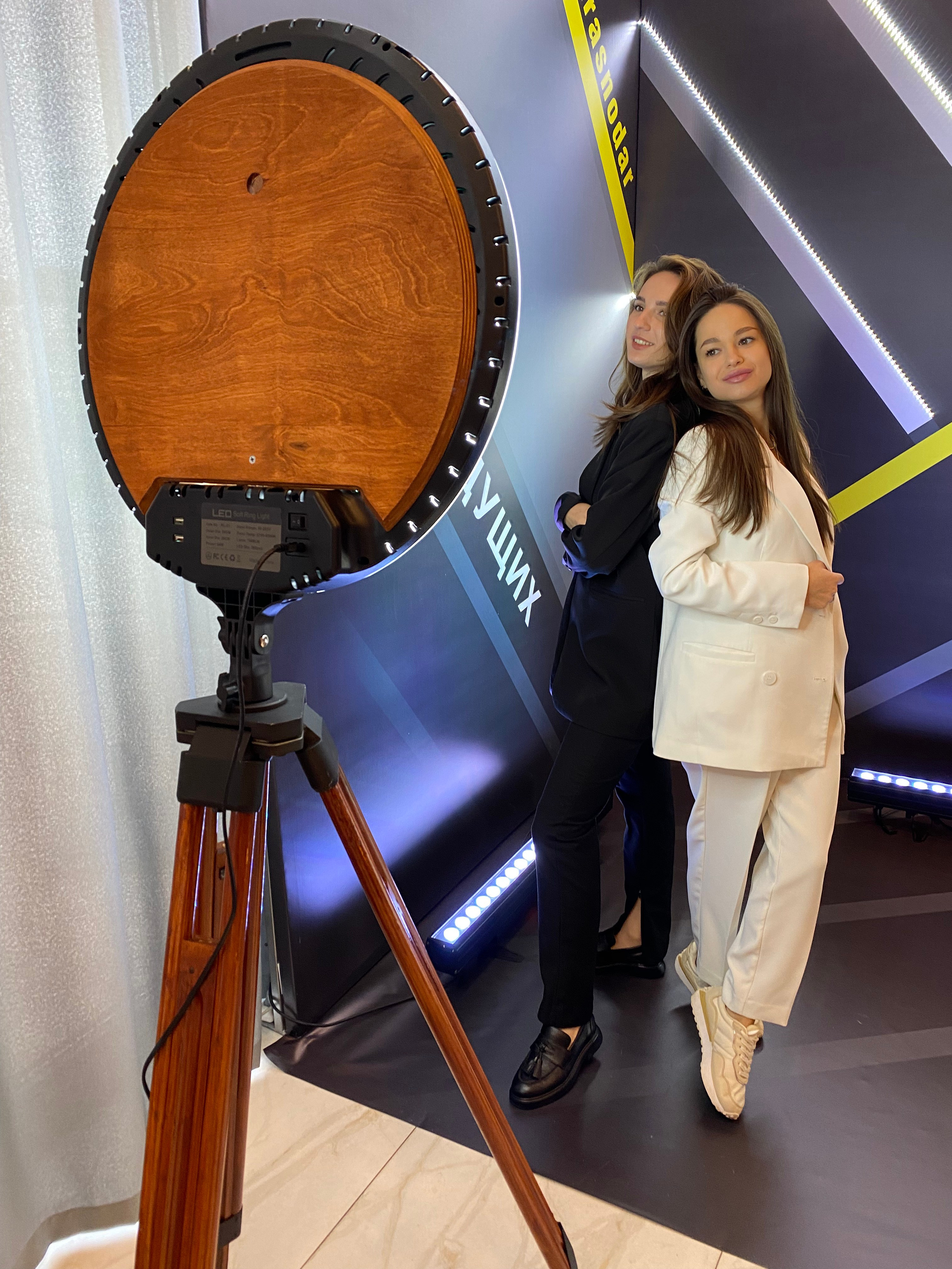 Фото-гиф-стойка в стиле Loft (фотобудка, селфизеркало). Инсталаб Краснодар фото и видео интерактивы на ваше мероприятие