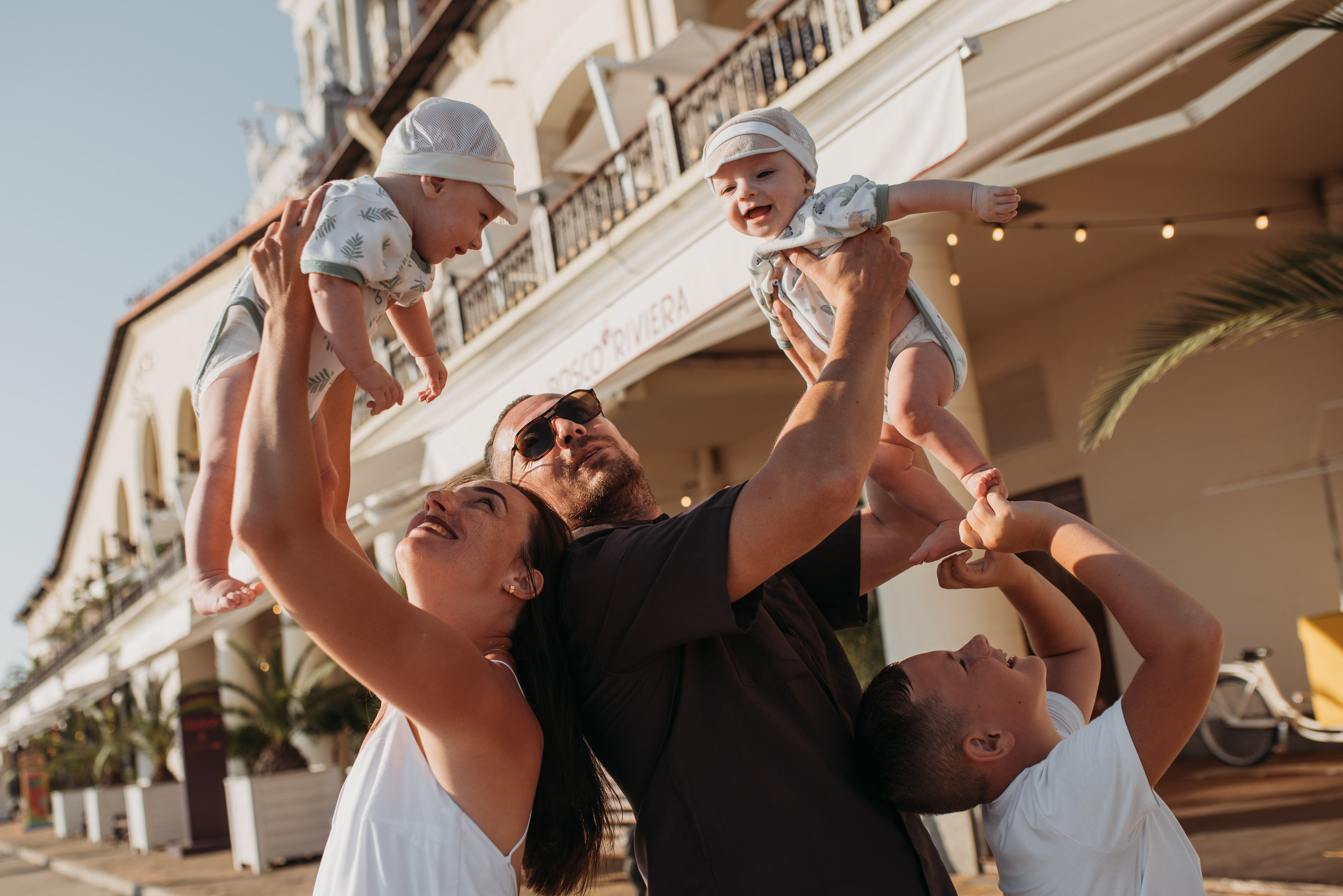 Семейная фотосессия в центре Сочи морпорт. Фотограф в Сочи — Маргарита Поганова