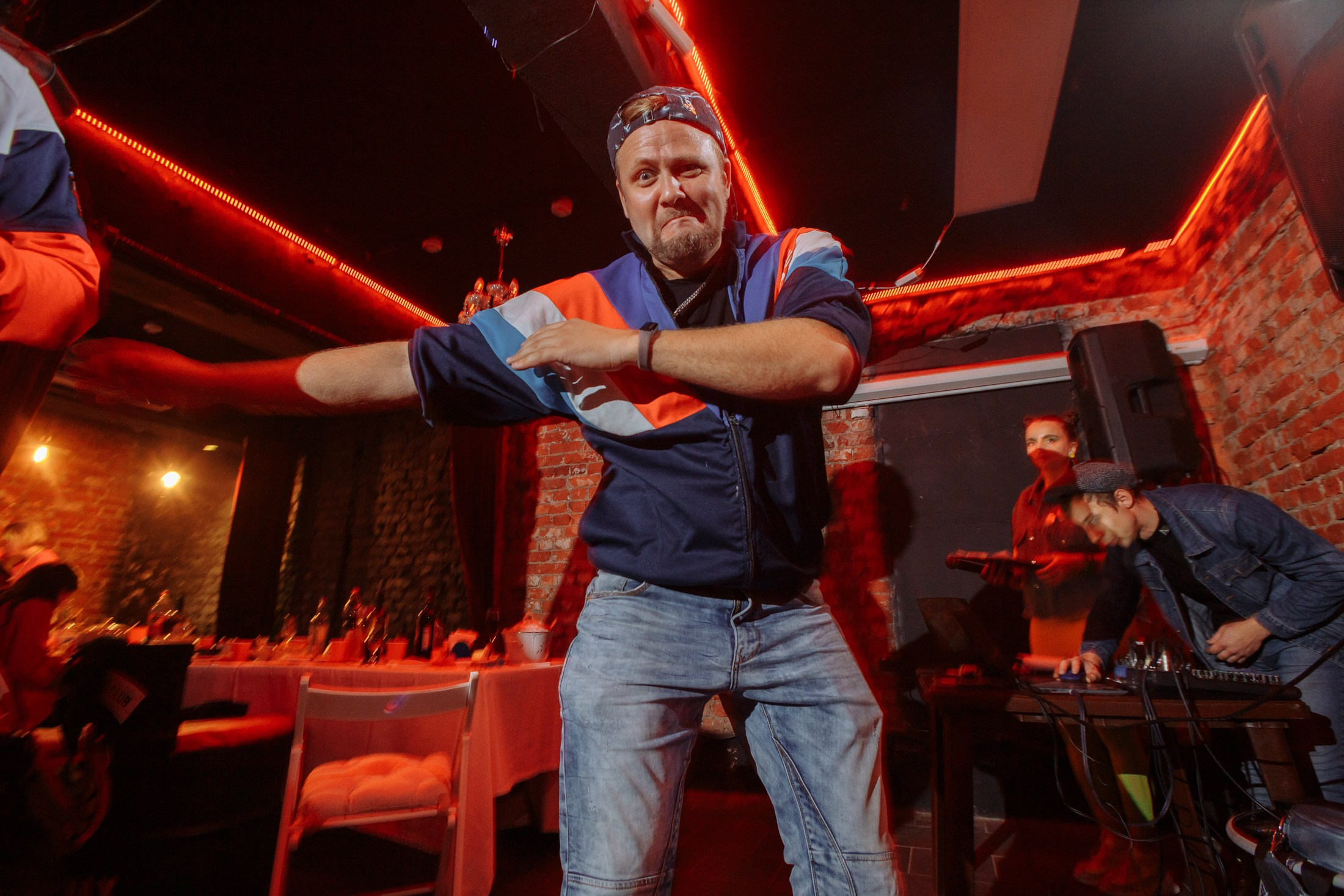 День рождения Кати в стиле 90-00х. Событийный фотограф Максим Бескоровайновнов