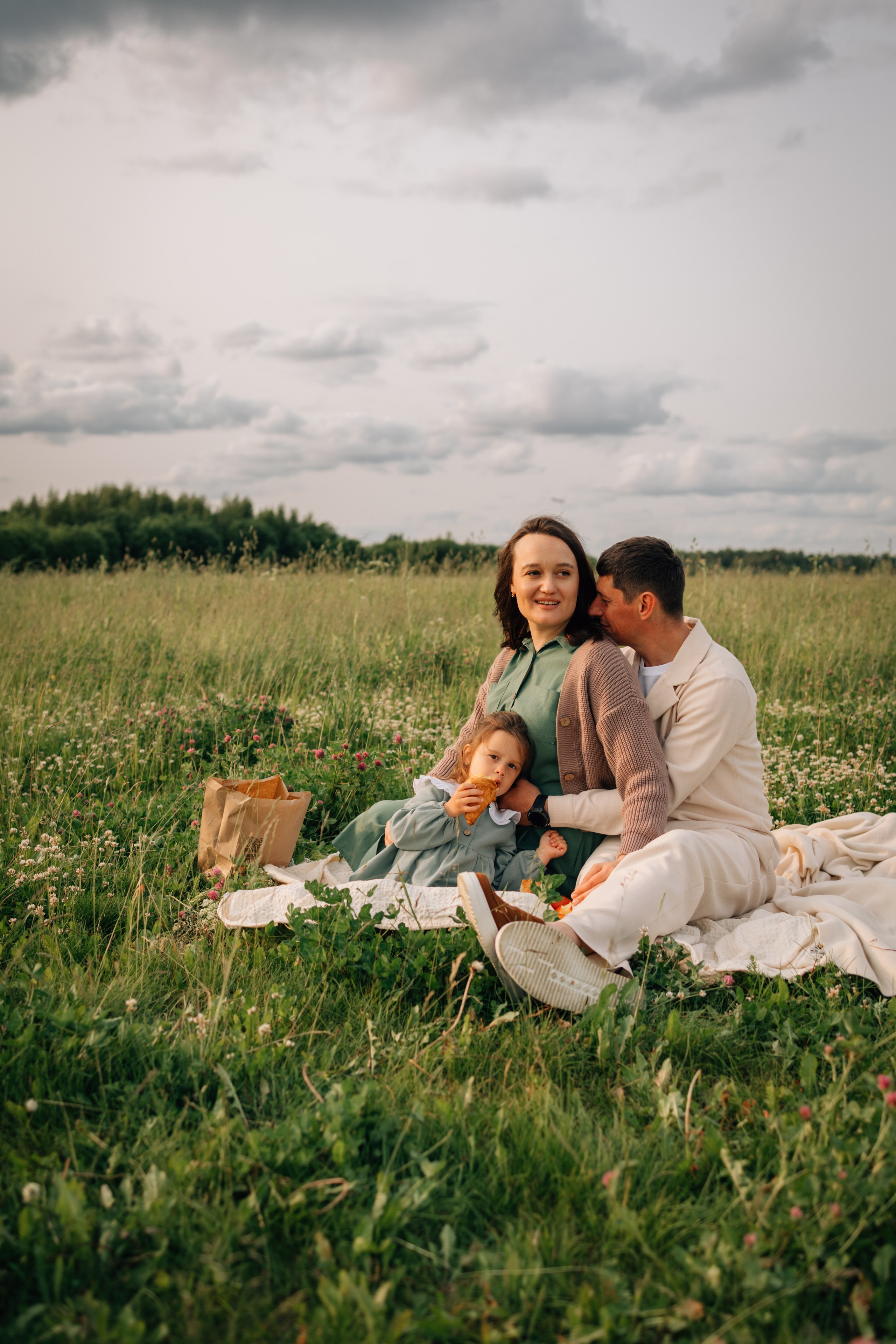 Анна, Марчелло, Настенька и Влада в поле. Фотограф Москва Светлана Кирюшина