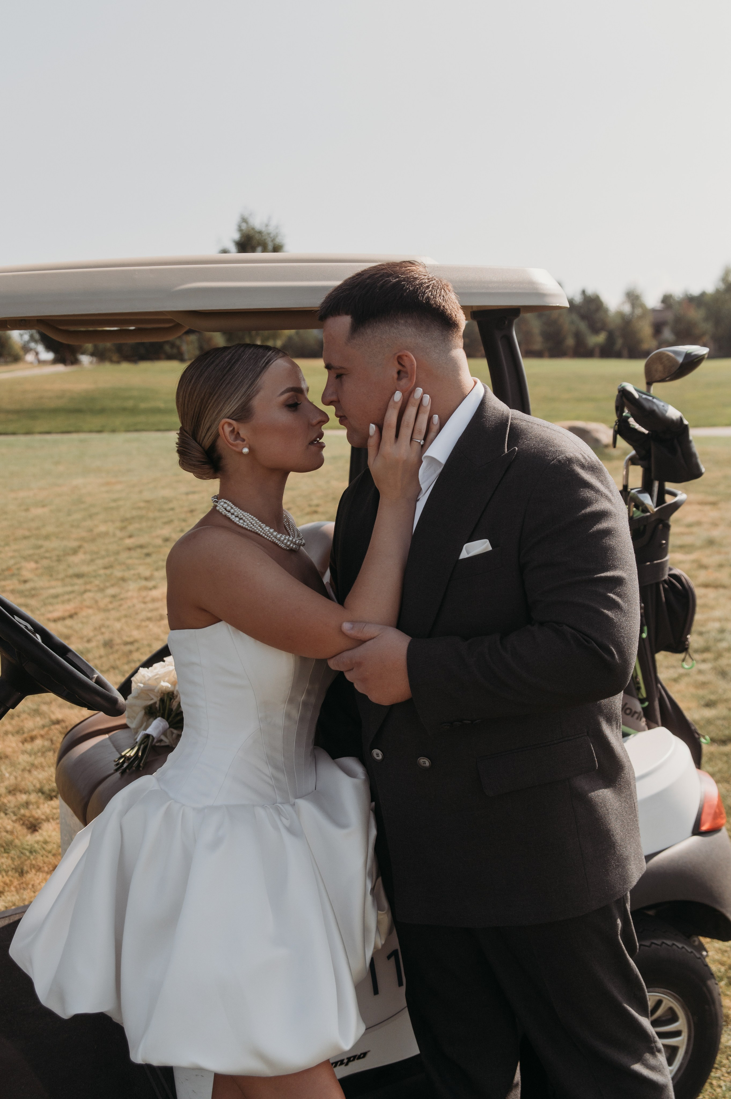 Свадебная фотосессия в Завидово гольф поле с утром невесты и красивым свадебным банкетом. Свадебный фотограф в Твери, Москве и Санкт-Петербурге Денисова Екатерина