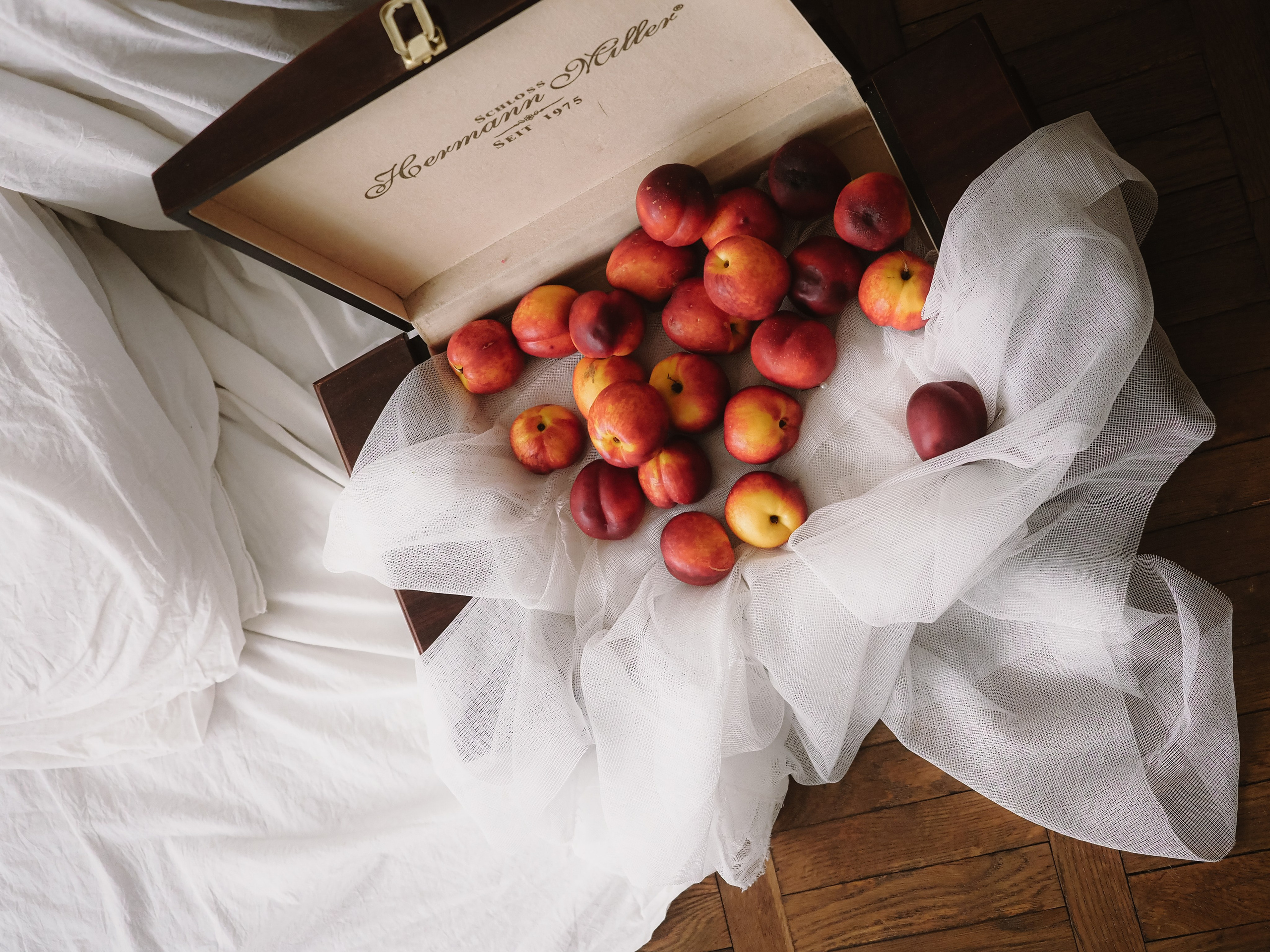 Утро и аромат персиков. Фотограф Рязань. Семейный Свадебный фотограф