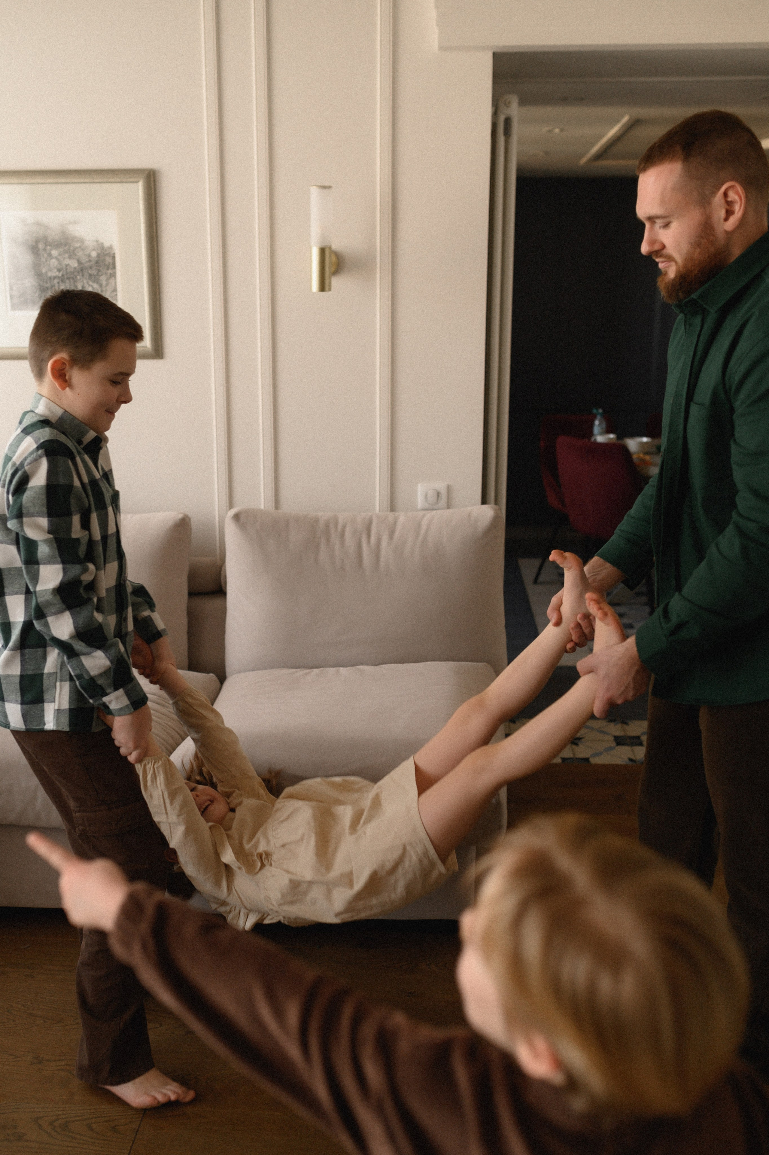 Валентин, Ирина, Евсей, Кира и Агата дома. Семейный и свадебный lifestyle-фотограф в Москве Мария Петрова