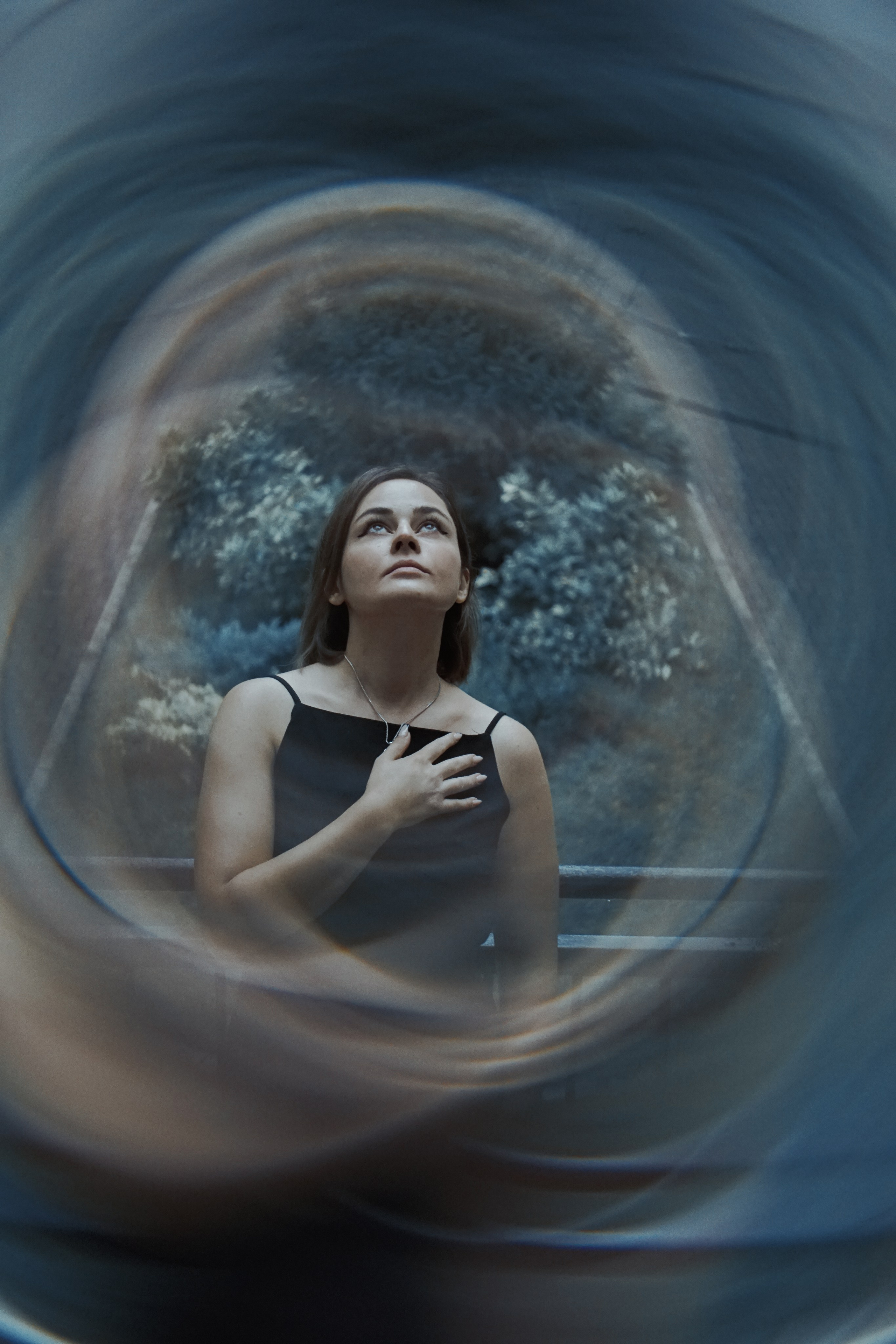 Портретный снимок девушки на призму 