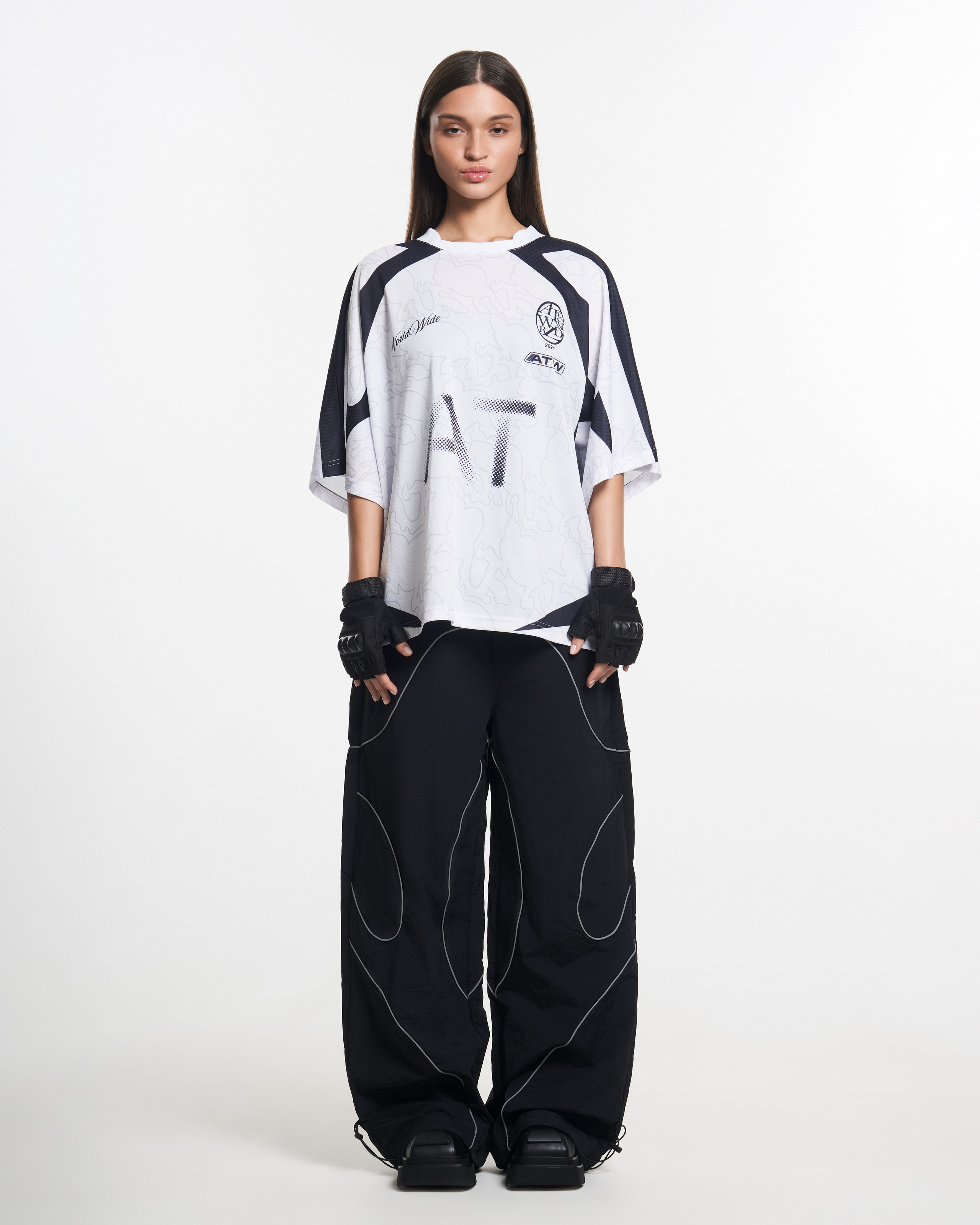 Фото девушки в одежде спортивного стиля