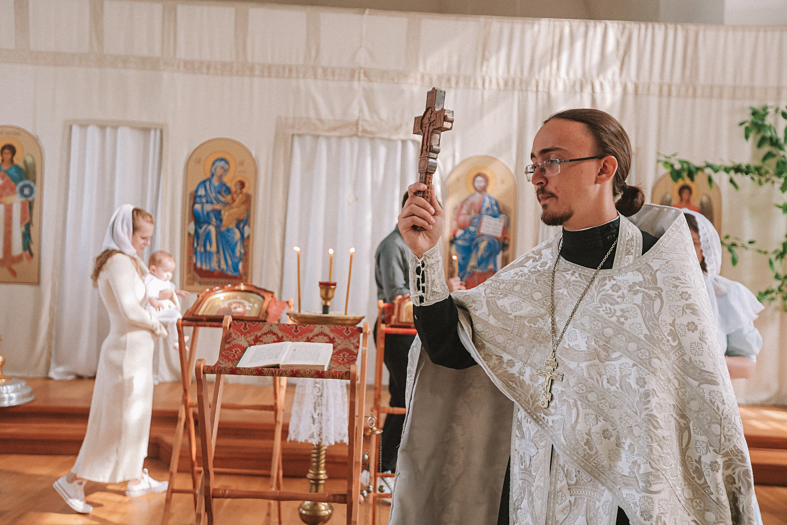 Крещение церковь около моста влюбленных. Семейный фотограф Тюмень, фотограф на роды Салмина Мария