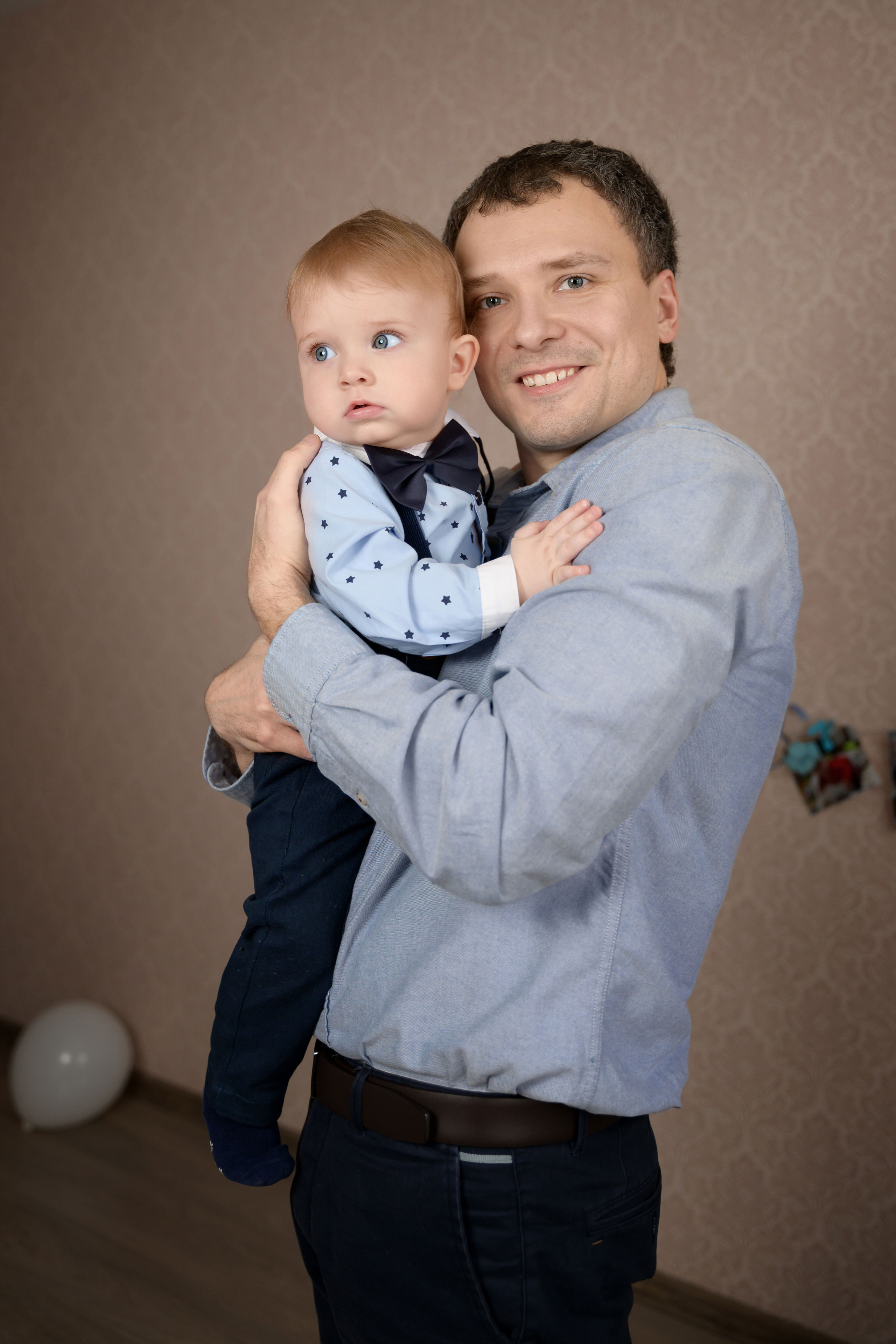 семейная фотосессия отец с сыном на руках, домашняя фотосессия, детская фотосессия 1 год