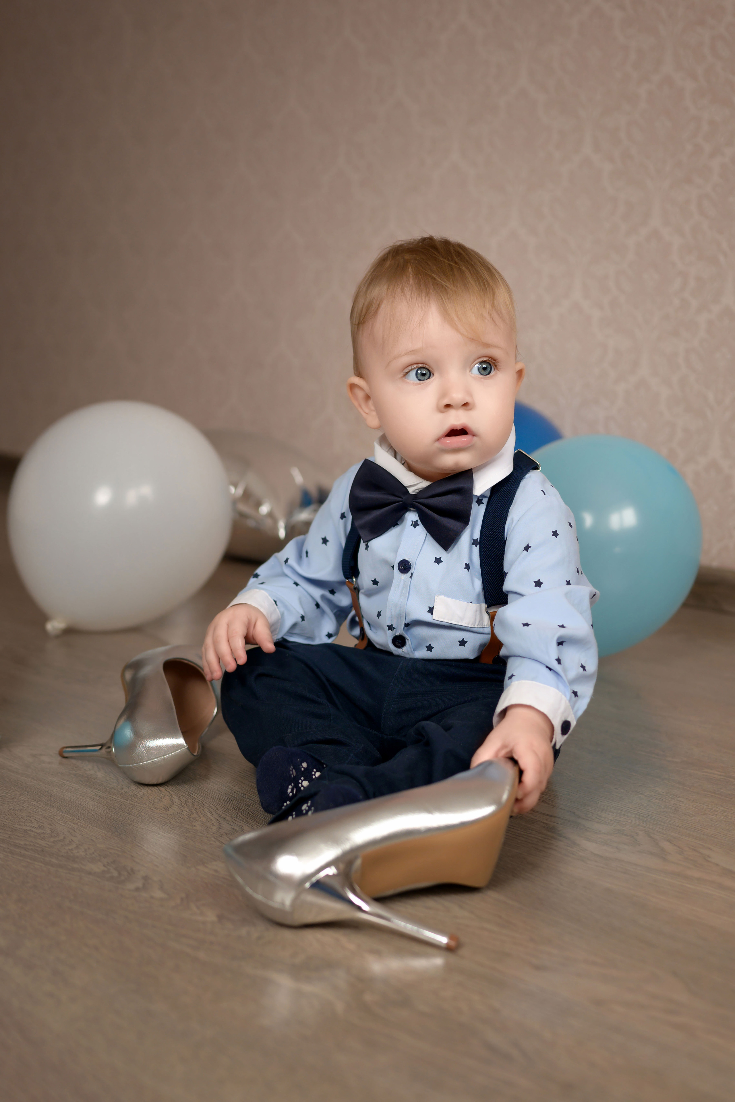  детский портрет мальчика 1 год с женскими туфлями