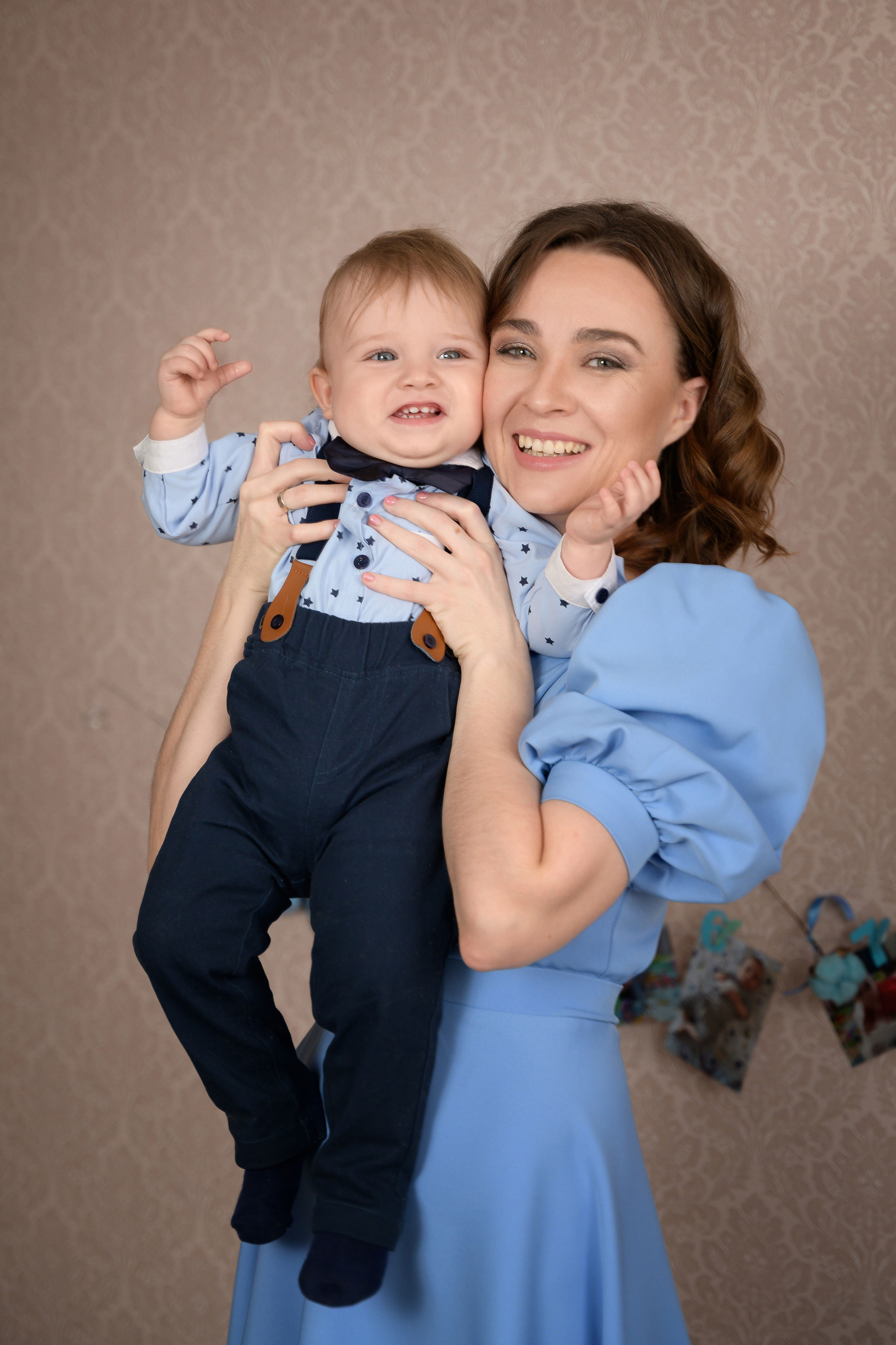 веселый портрет женщины с сыном