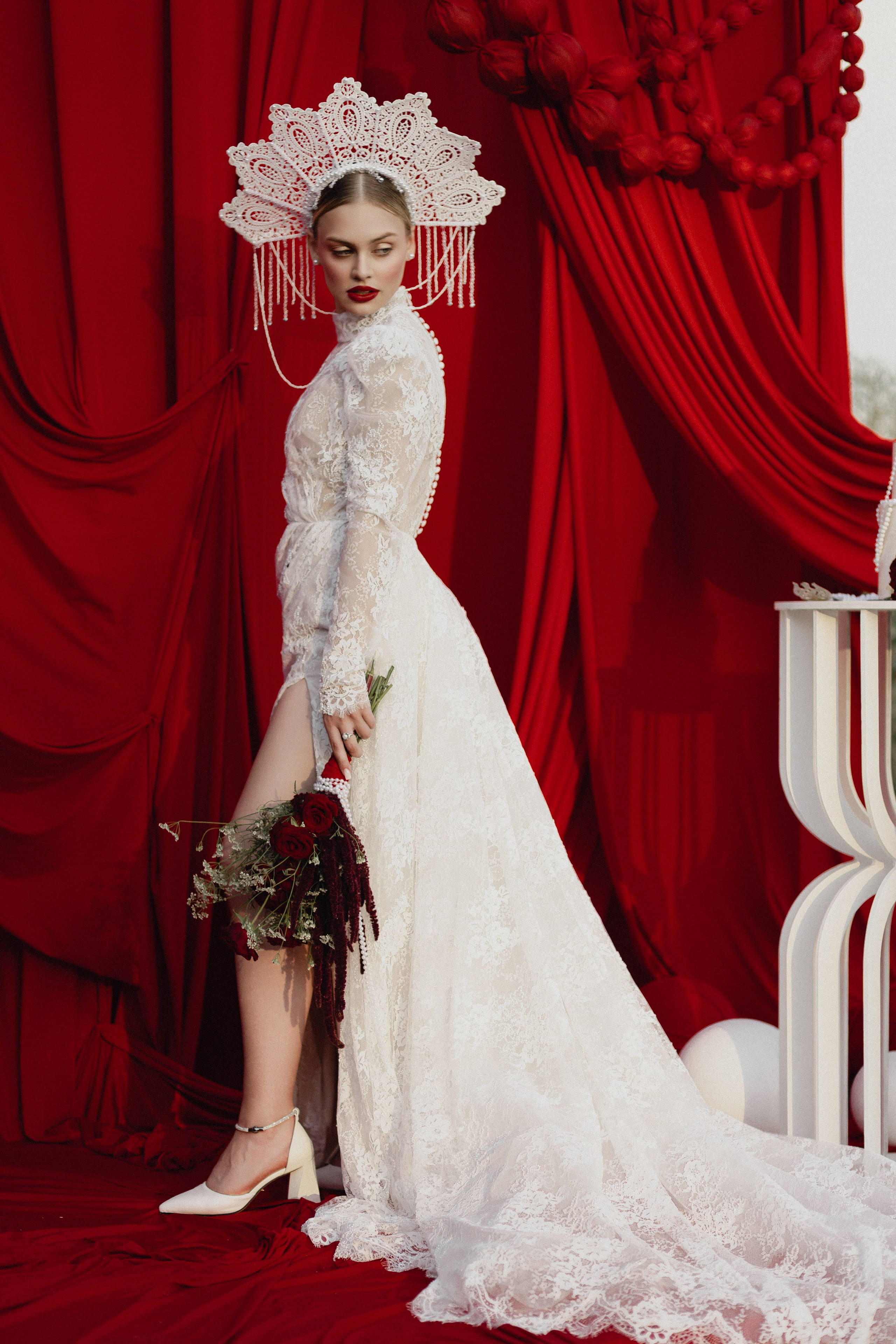 Парная фотосессия на берегу моря в Сочи, закат, естественный свет, романтическая атмосфера, фотограф ловит эмоции и делает стильные кадры для влюблённых.