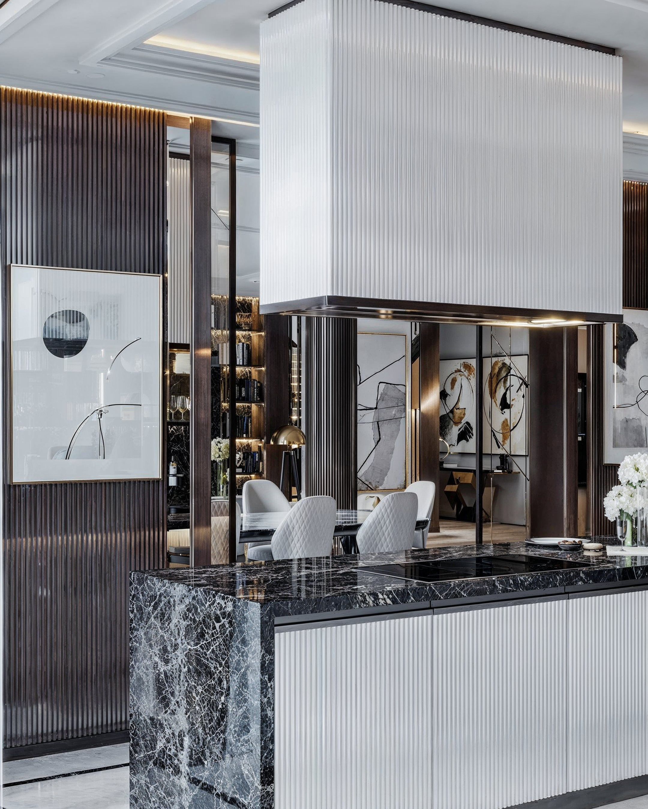 Интерьер кухни и столовой с мрамором и белыми фасадами — современный проект Валерии Котович