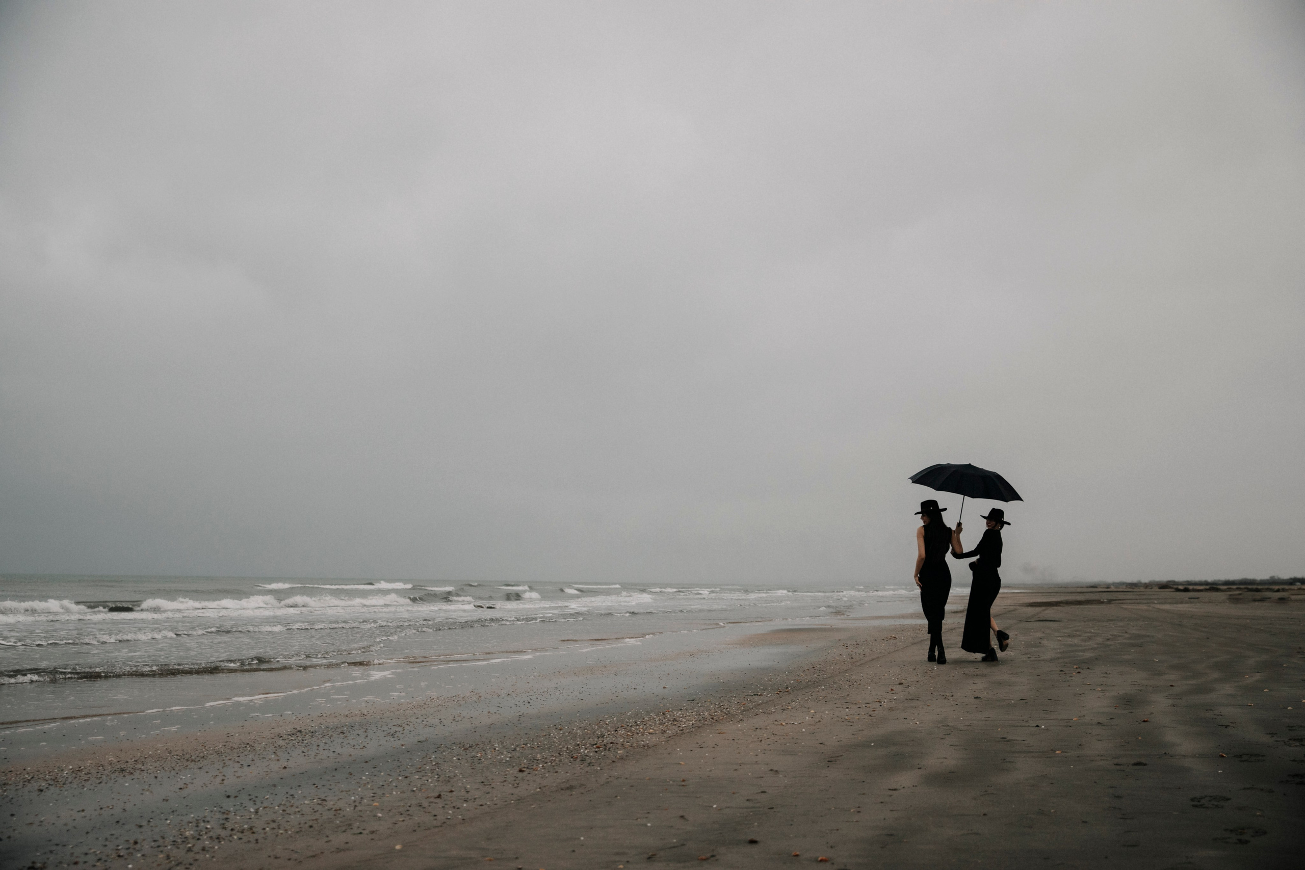 Фотосессия в пасмурную погоду, фотосессия в горах, фотосессия на пляже, фотосессия в туман, фотосессия у моря, фотосессия в черном, фотосессия с зонтом, фотосессия Дагестан, Дагестан, мафия, женщины, дамы, леди, зонт, мрачная погода