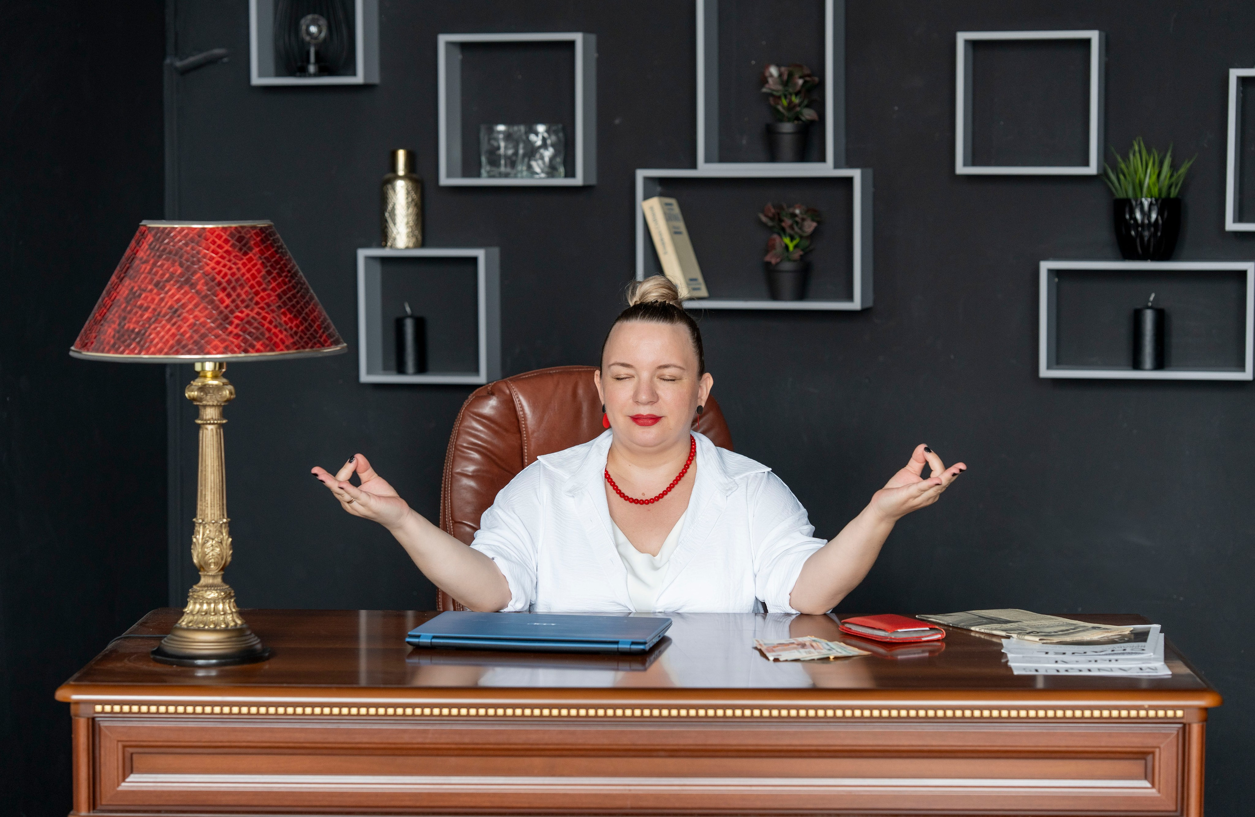 Анна. Владелица компании по бухгалтерскому учету. Главная