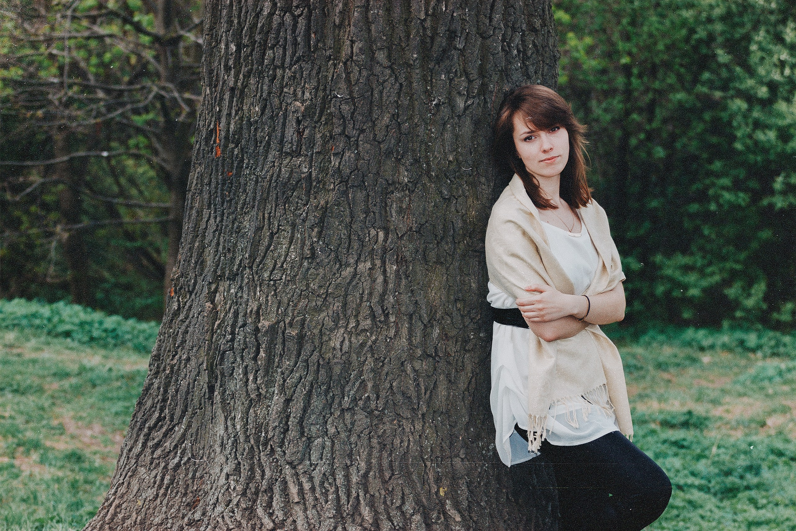 съемка девушки в светлой одежде около дерева летом в Москве