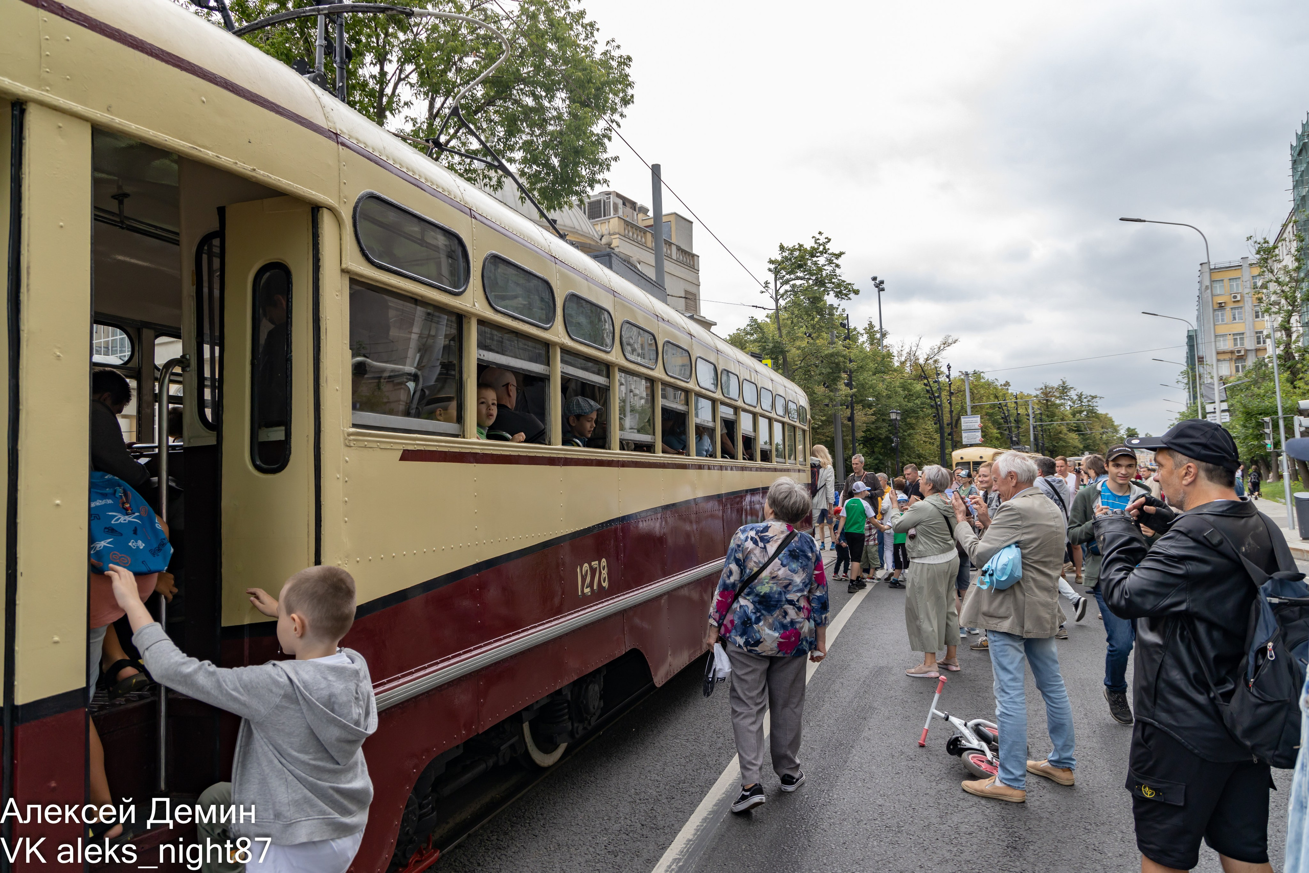 Ретро парад трамваем Москва 2023. Репортажный, семейный и студийный фотограф в Москве Демин Алексей