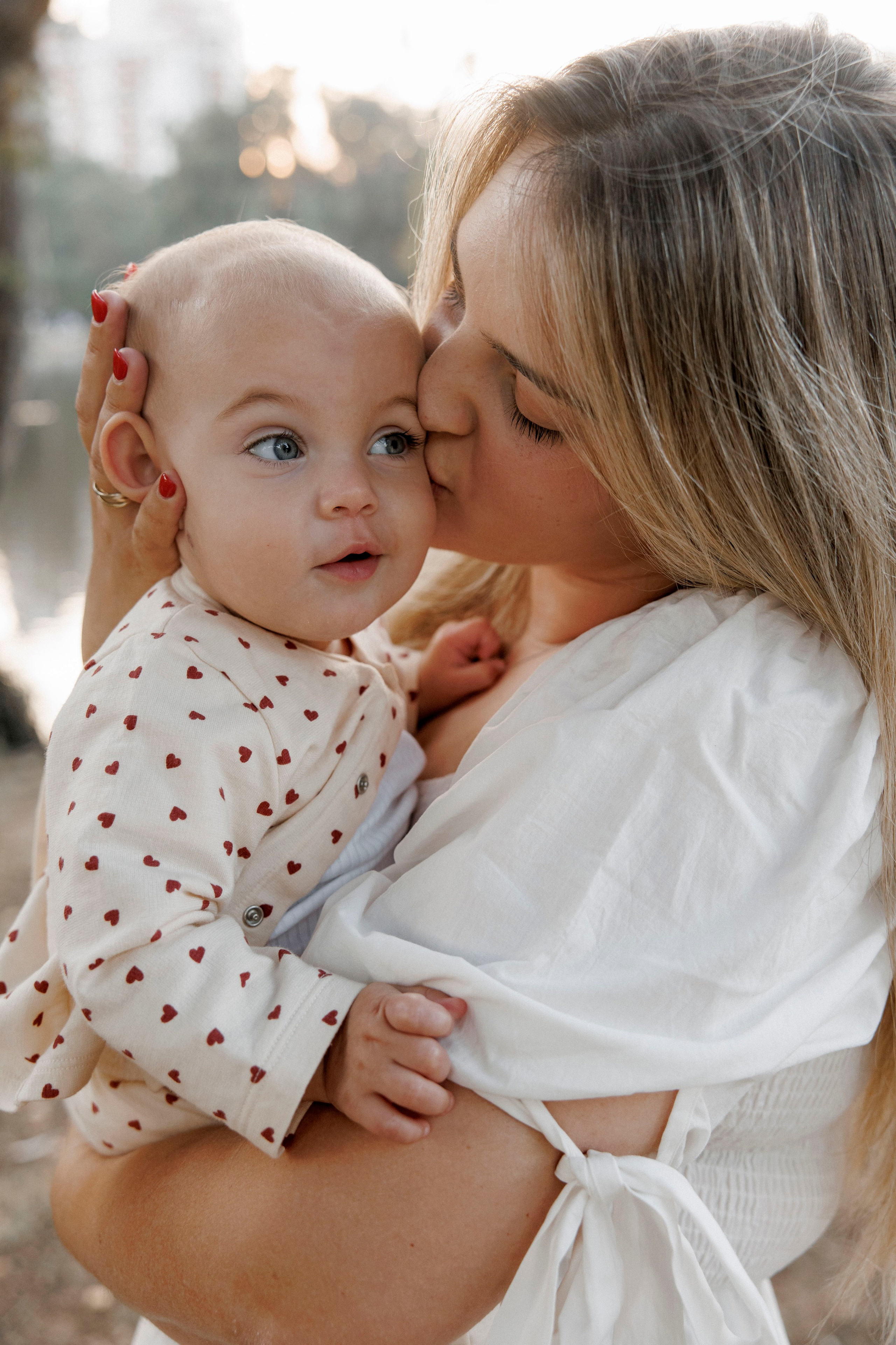 First year photoshoot inside the park (sunset). Wedding and family photographer