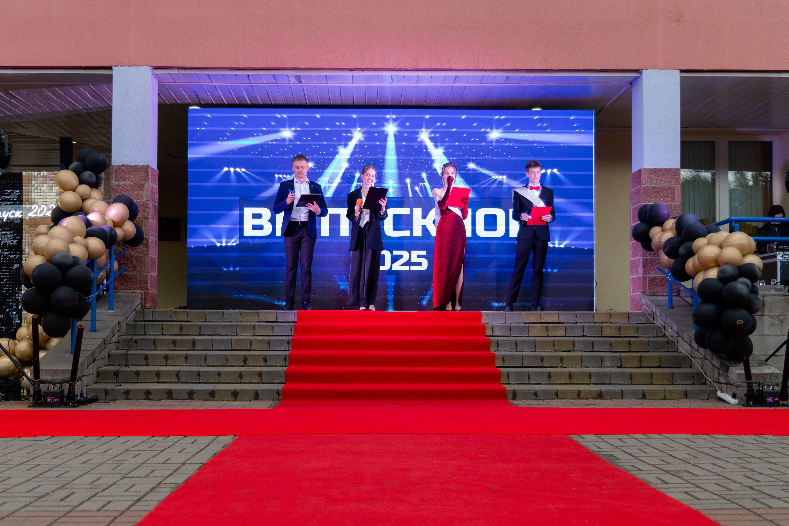 Школьный выпускной 2025 год в Минске, Беларуси. Свадебный фотограф в Минске/Беларуси Сергей Спиридонов