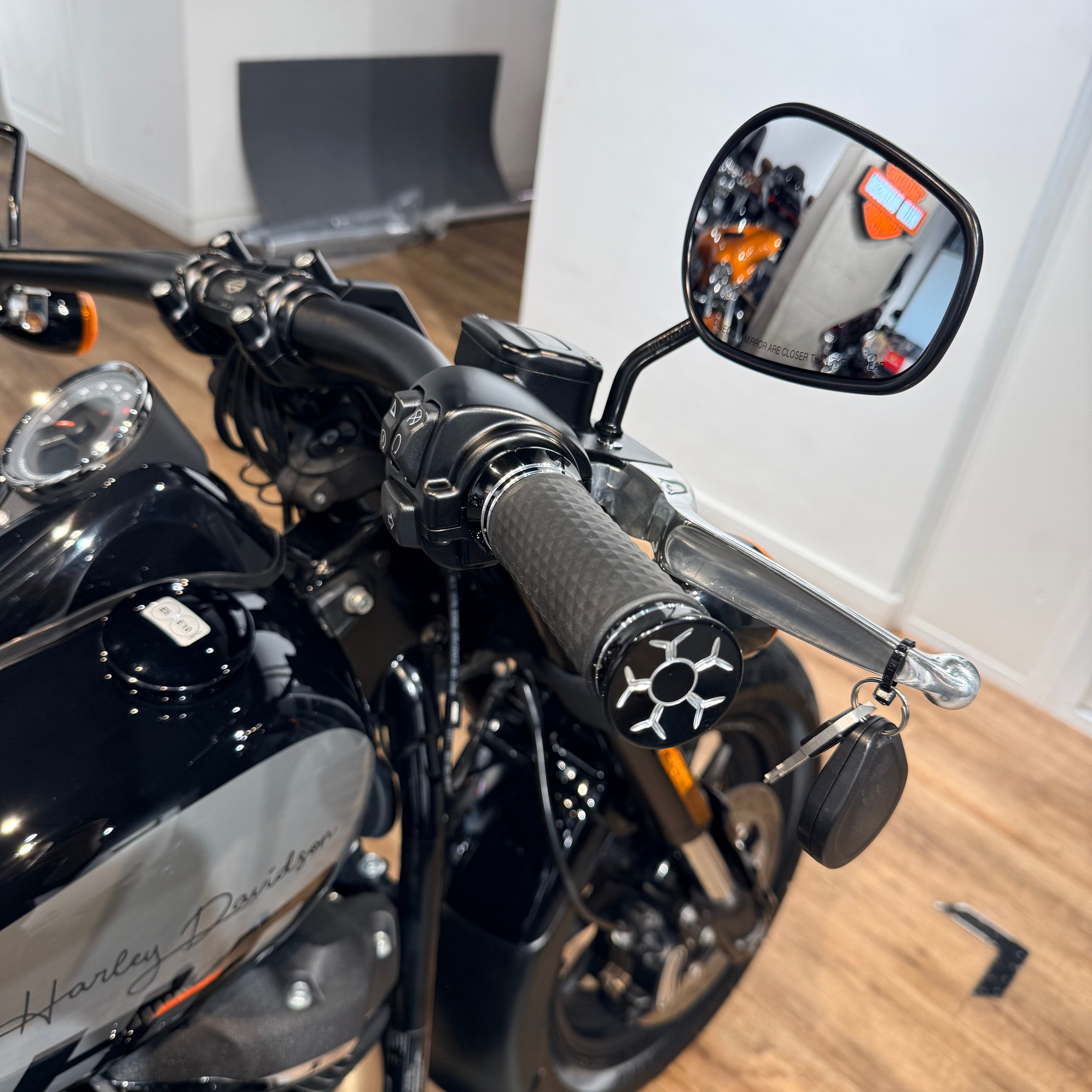 2023 HD FAT ВОВ 114 Vivid Black Nаrdо Gray (VIN *5НD*4007). Hello Davidson, Москва. Только хорошие мотоциклы…