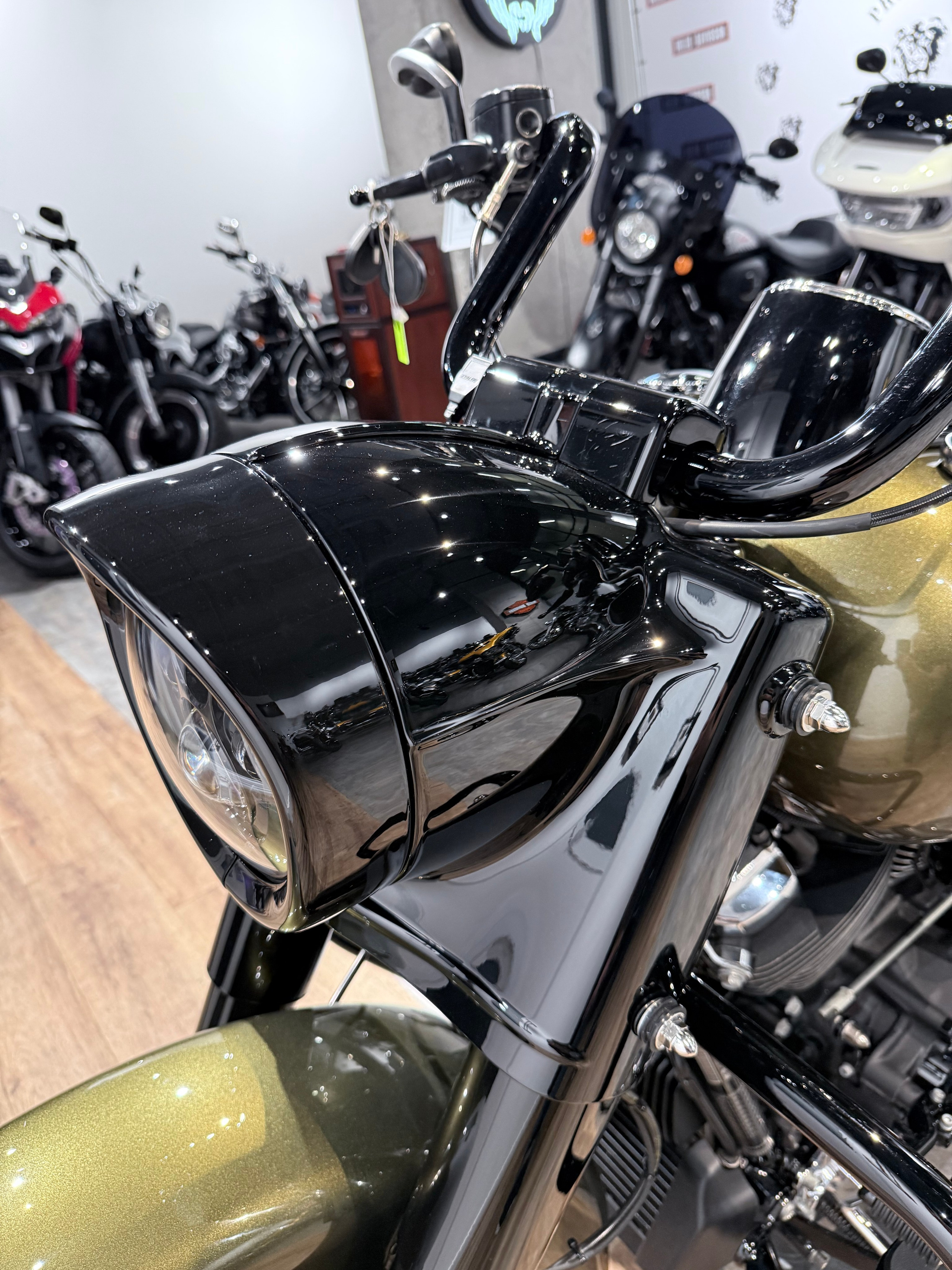 Купить Harley-Davidson 2017 Road King (Olive Gold) (Touring) — подробнее на сайте. Hello Davidson, Москва. Только хорошие мотоциклы…