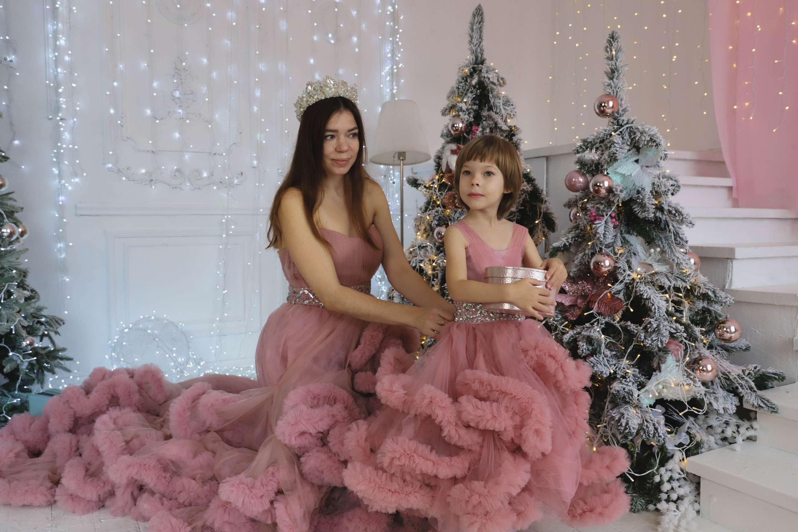 Фамилия лук новогодняя фотосессия 2024 в модных платьях