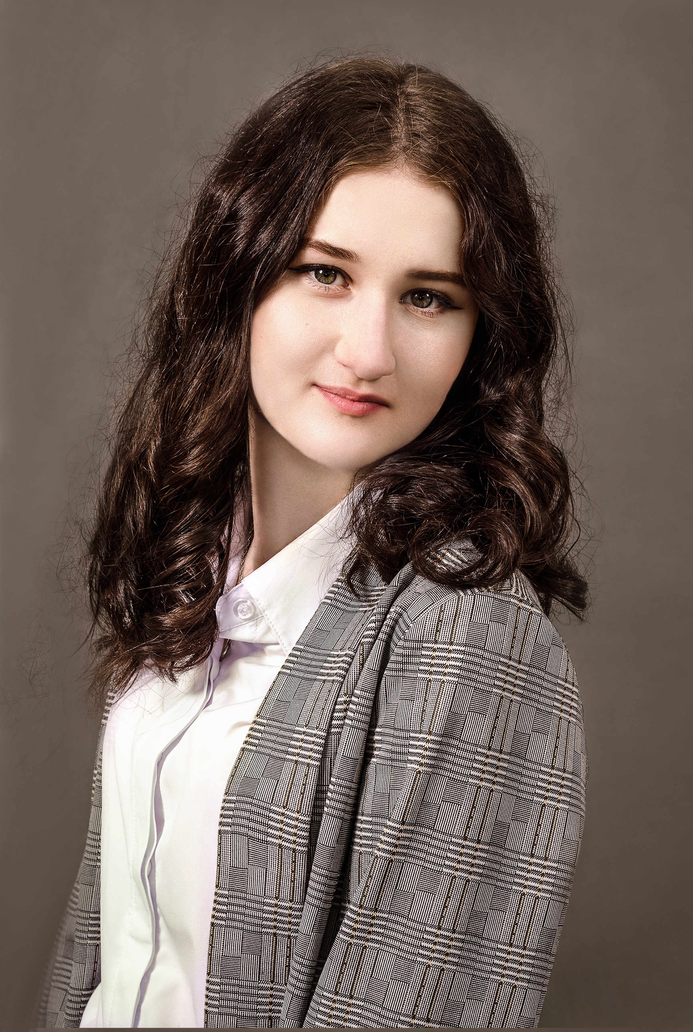 Художественный фотопортрет старшеклассницы поясной.