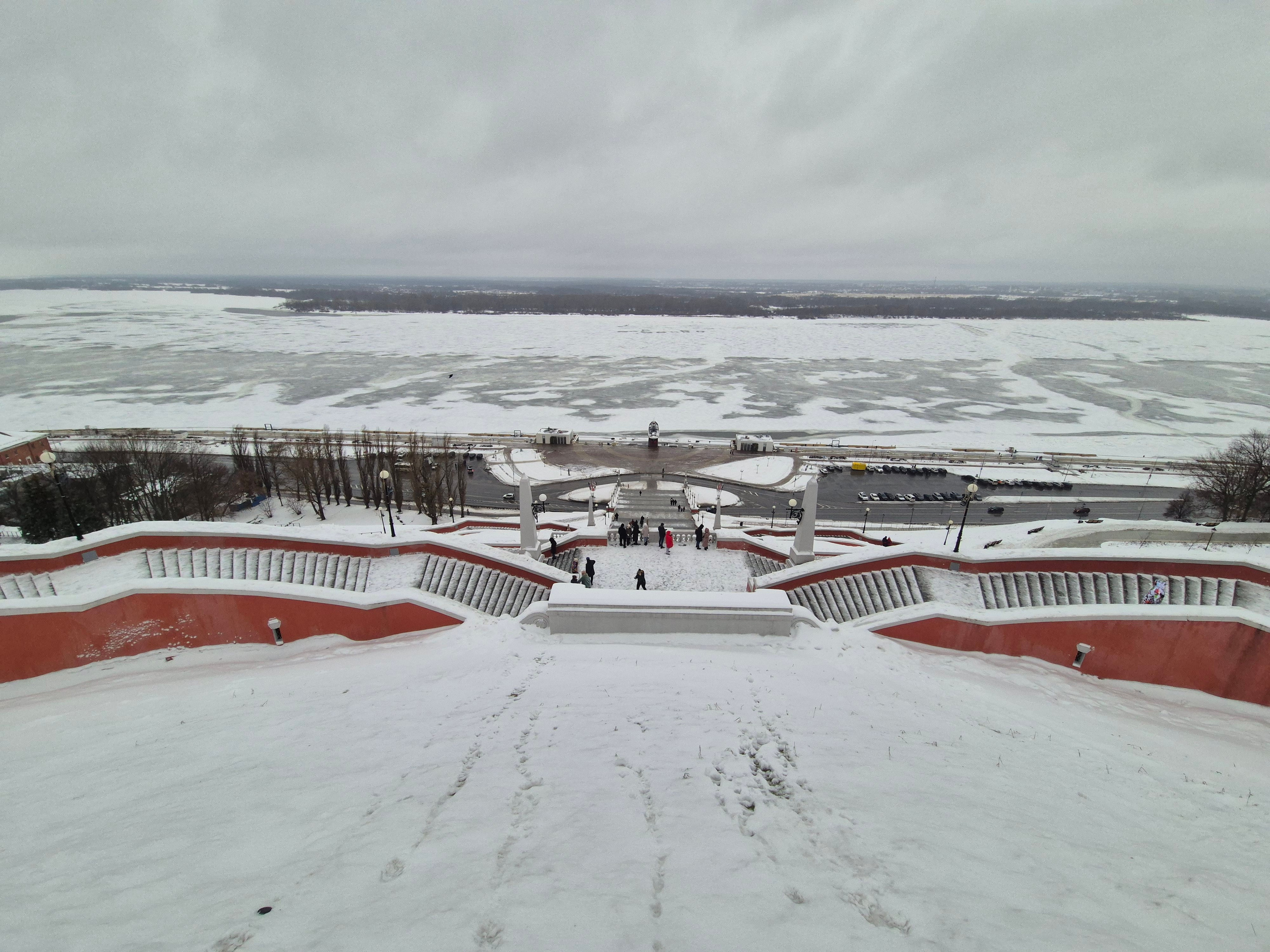 Чкаловская лестница. Внизу - точка финиша всех заплывов x-waters (1, 2, 3, 5 км)