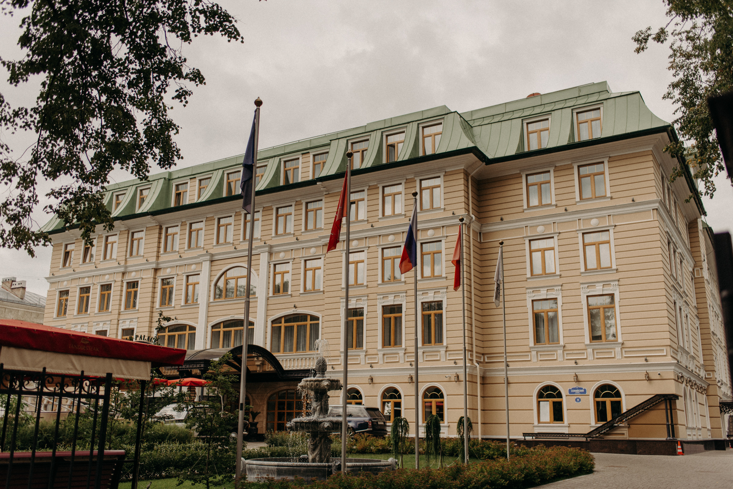 фотограф на свадьбу, сборы невесты в отеле Tsar Palace