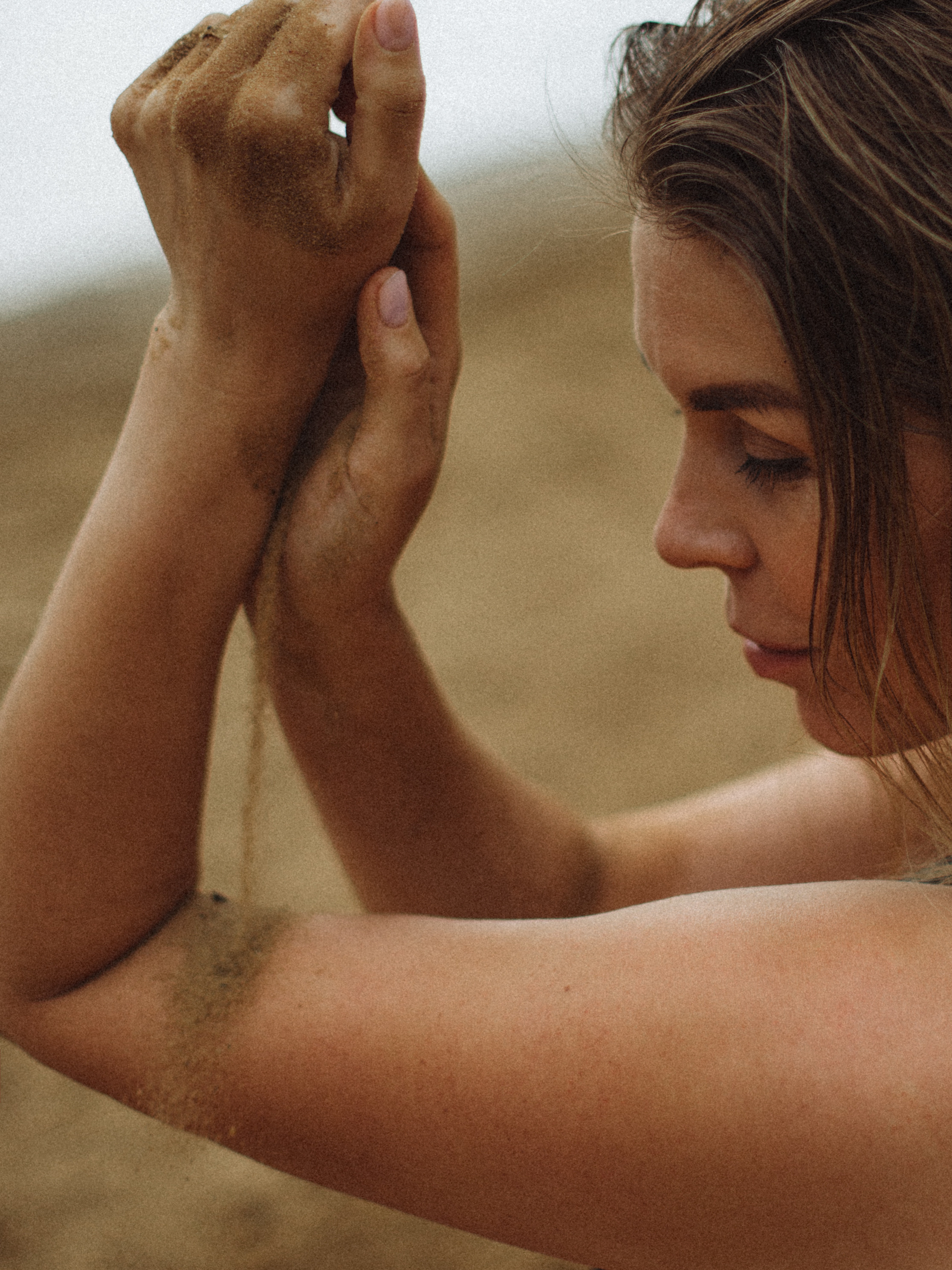 беременная девушка в песке