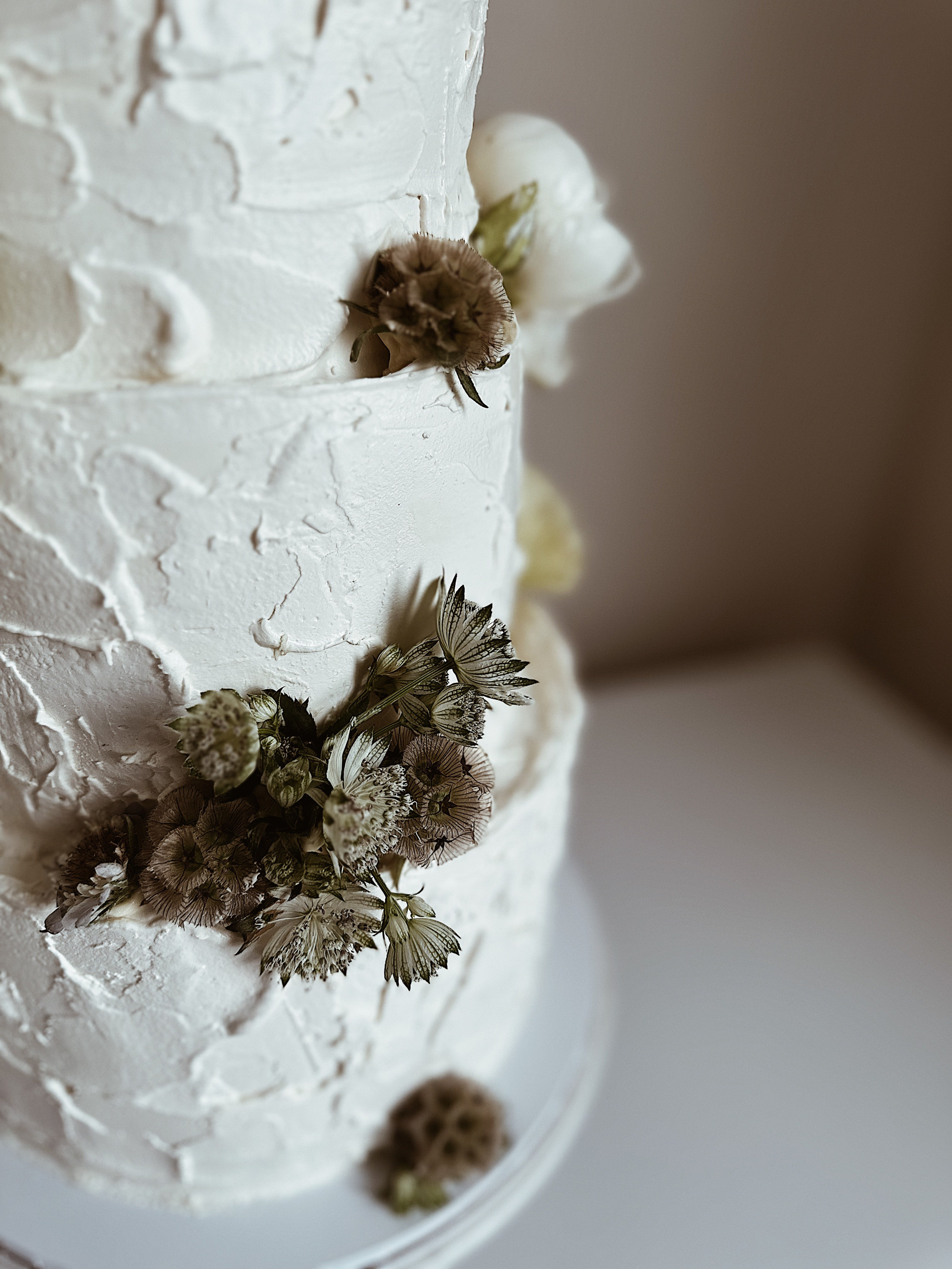 Торт с живыми цветами. Арт-кондитер в Москве Маша Шафран