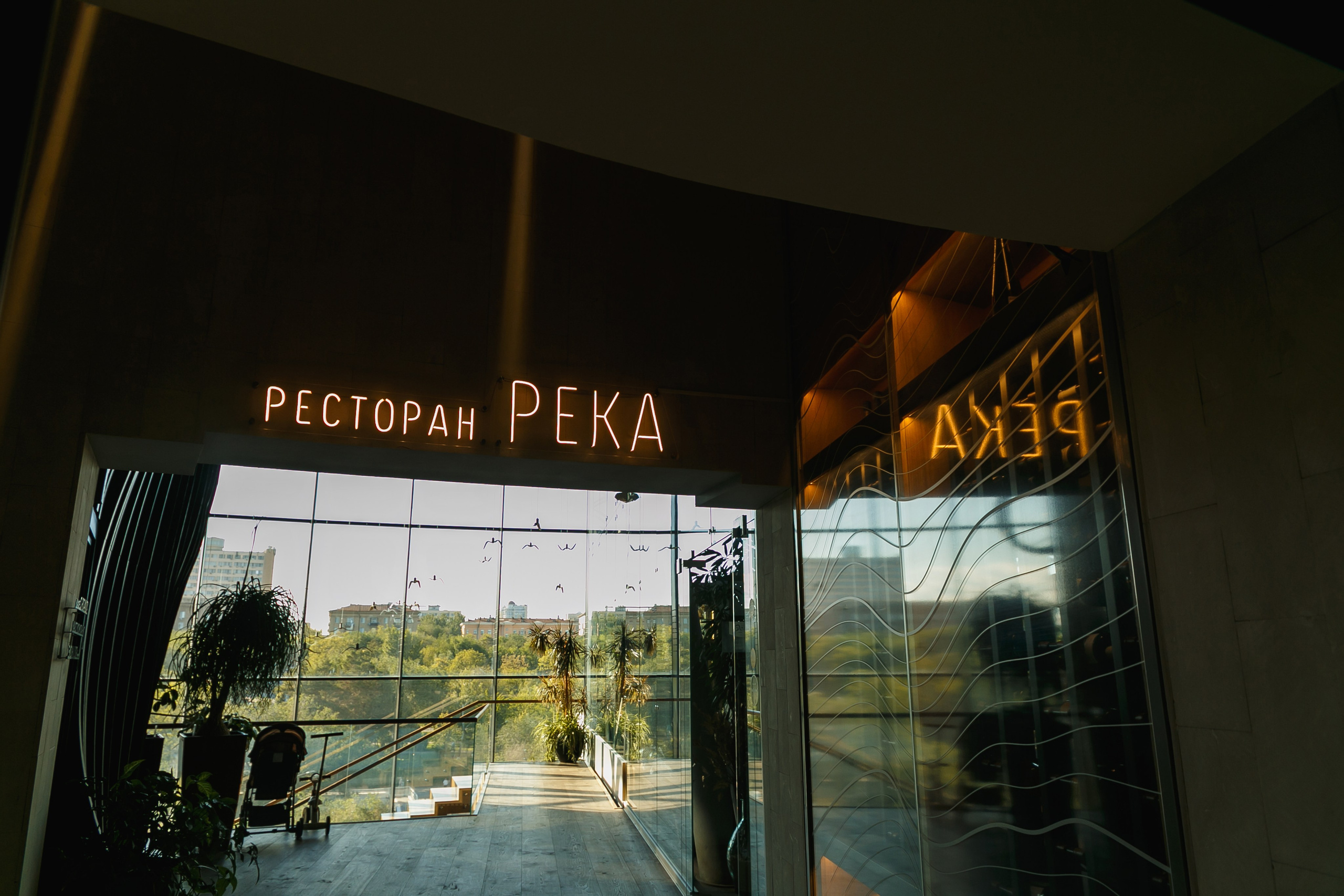 Гости украли жениха и невесту для фотографий на крыше ресторана Река. Событийный фотограф Максим Бескоровайновнов