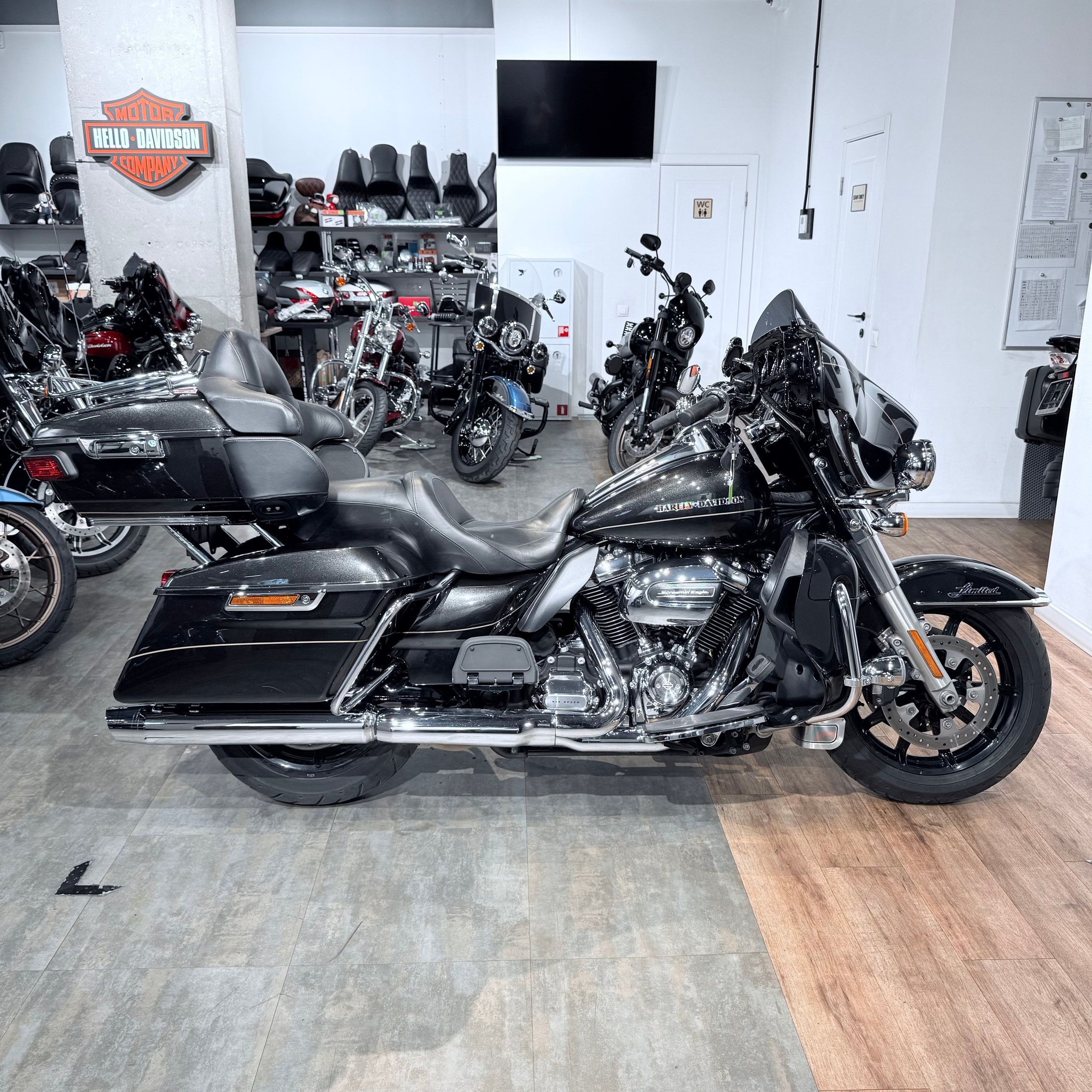 Купить Harley-Davidson 2017 Electra Glide Limited (Black Tempest) (Touring) — подробнее на сайте. Hello Davidson, Москва. Только хорошие мотоциклы…