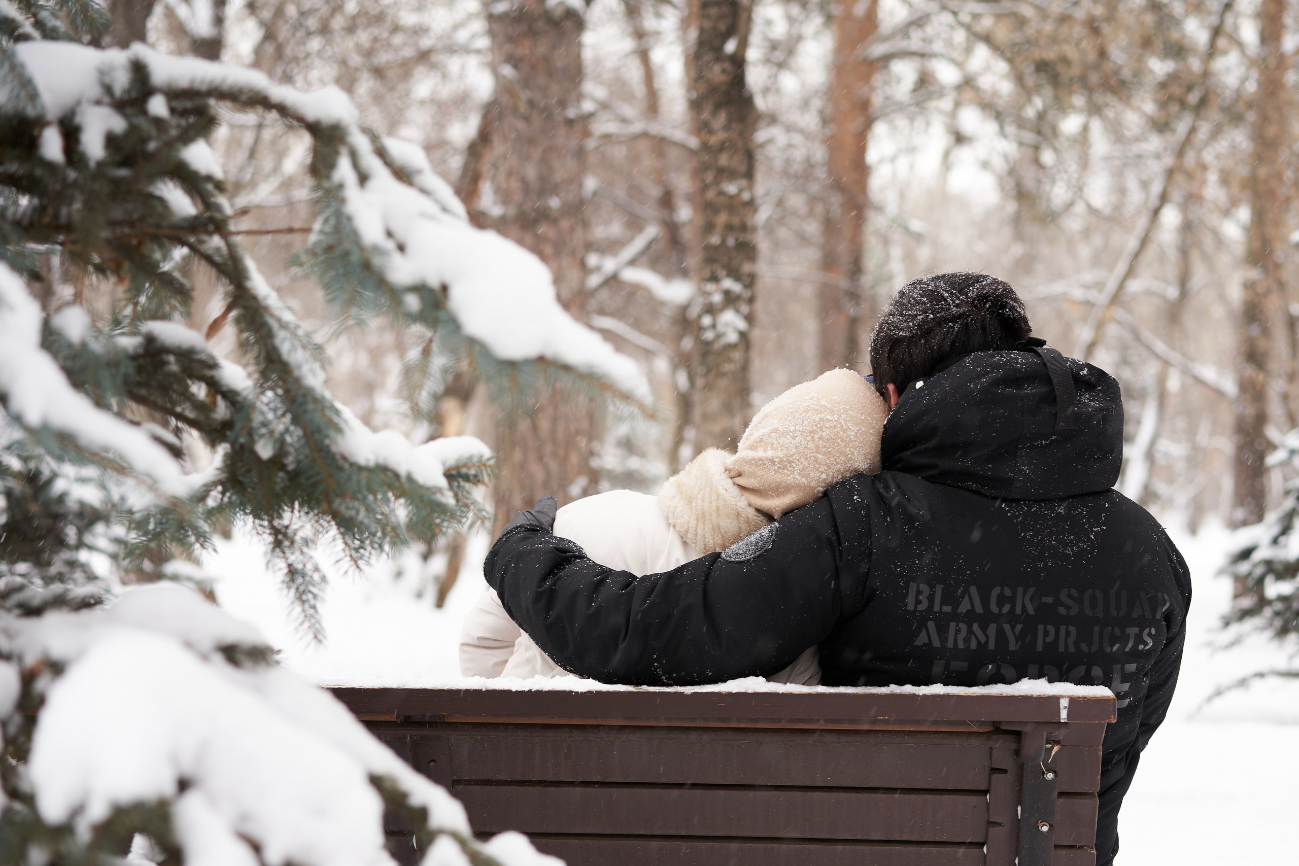 Зимняя фотосессия влюбленных в парке. Фотограф Екатеринбург Кокшарова Александра