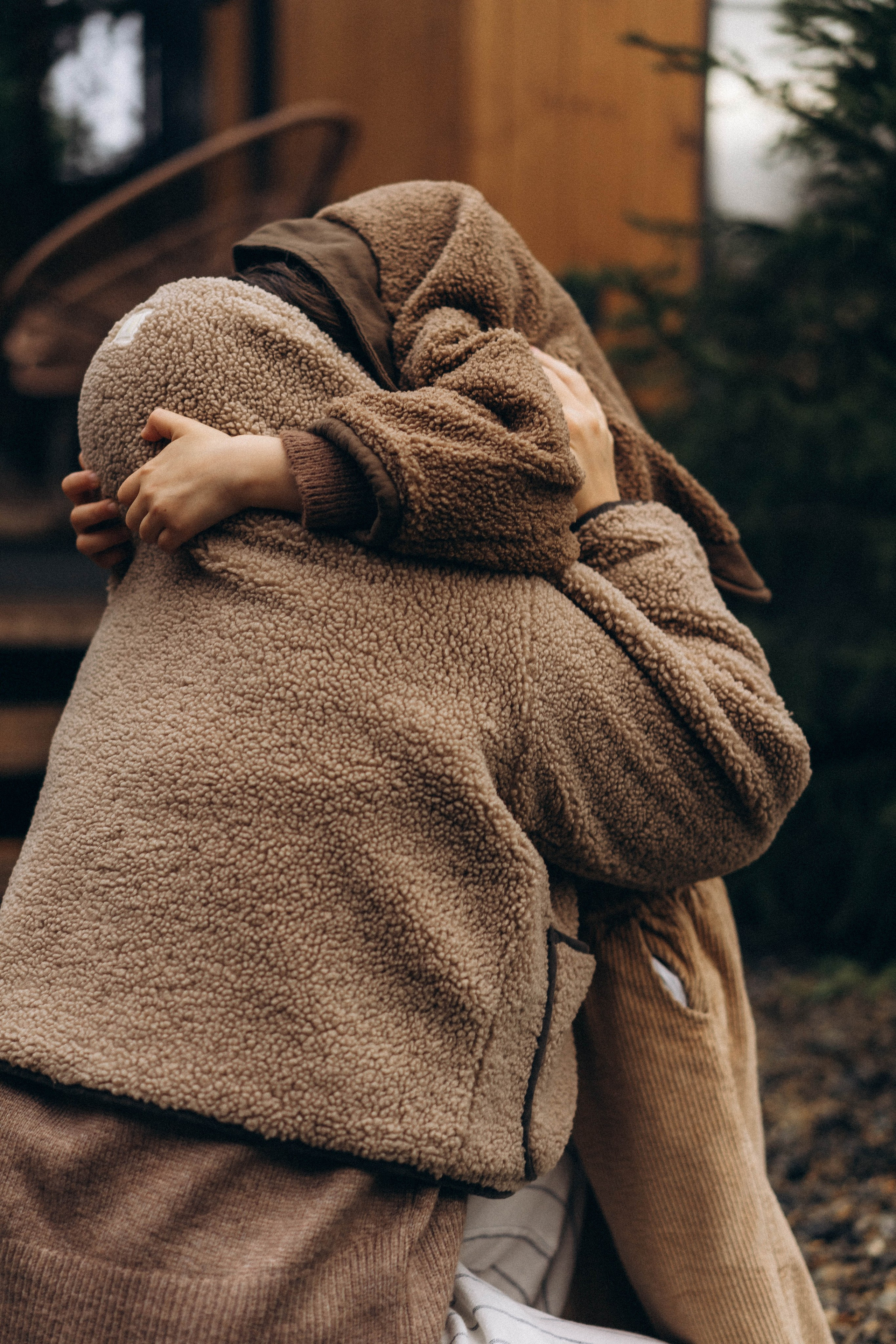 Фотосессия у дома во дворе мама и дочка. Фотограф Екатеринбург Кокшарова Александра