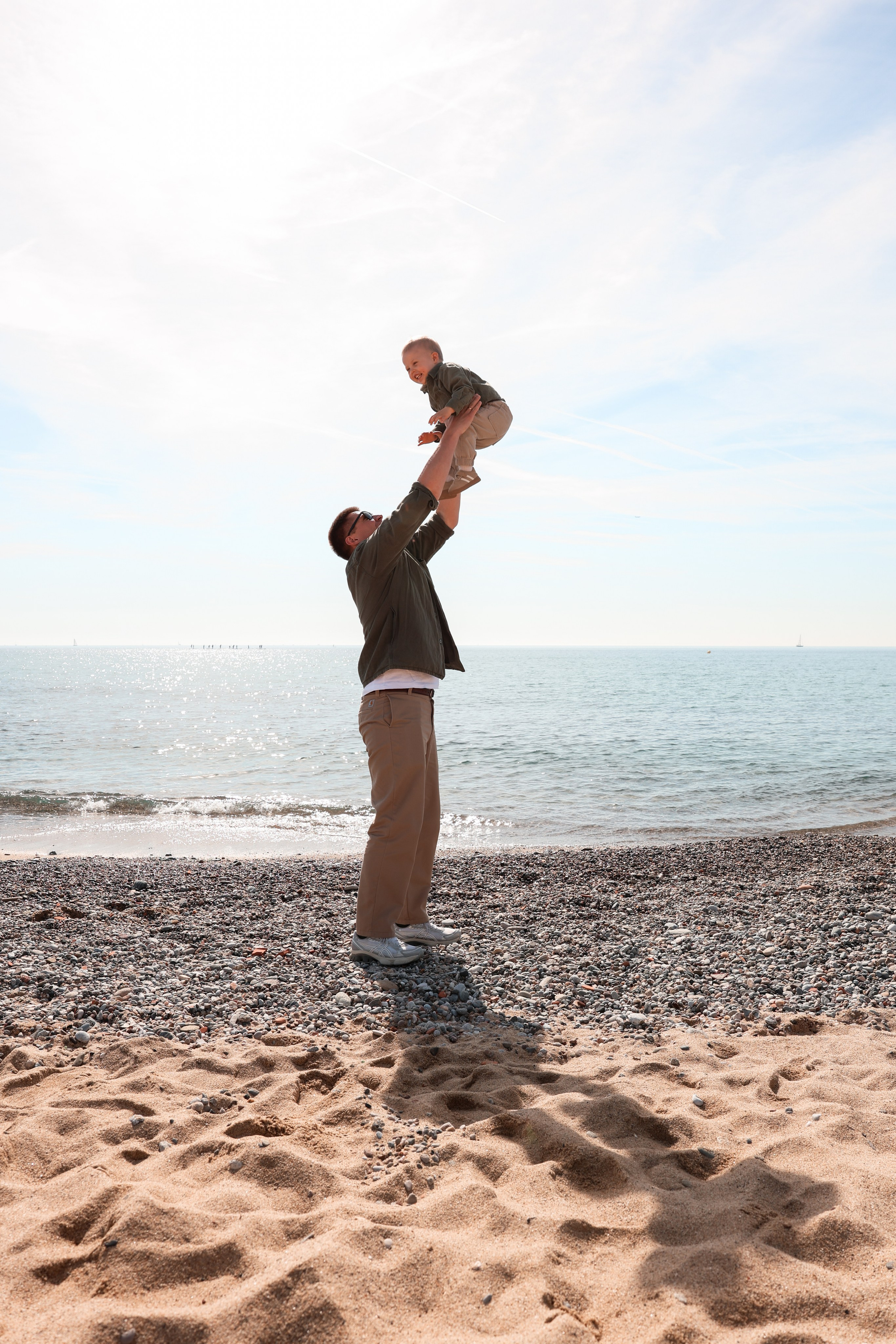 Seashore with a toddler. Natalia Zhuravleva|family, newborn, maternity photographer in Barcelona