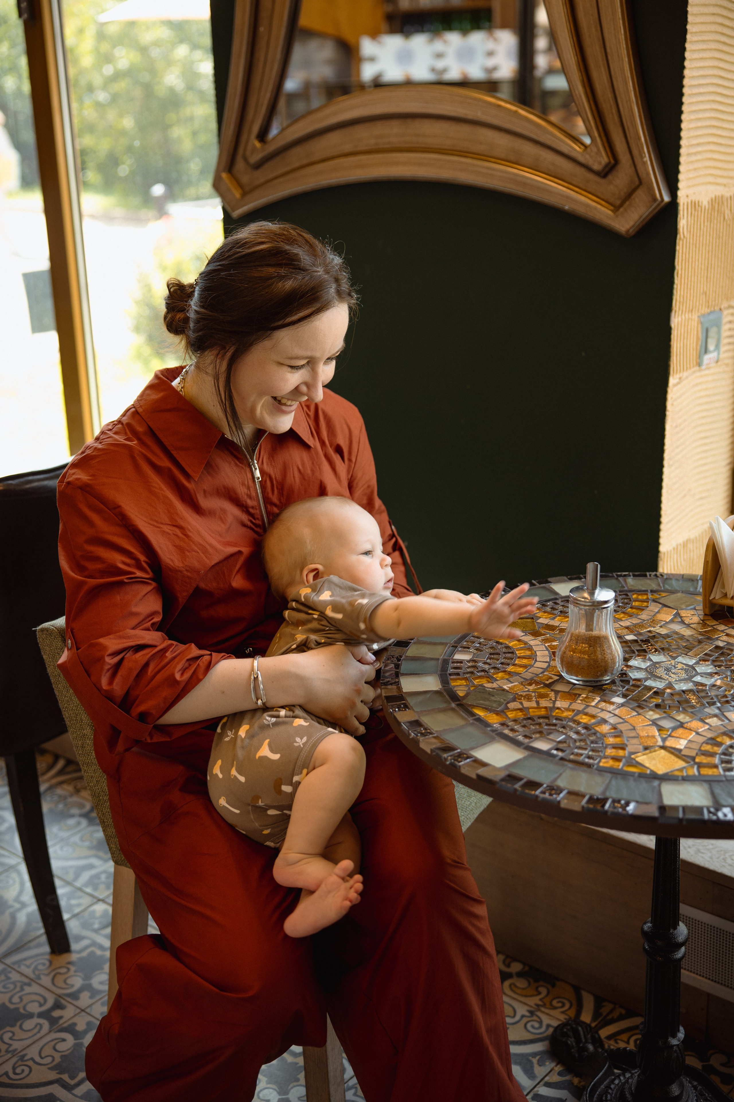 Настя с сыном у Alma-Mater. Ваш семейный newborn и lifestyle фотограф в СПБ Наталья Журавлева