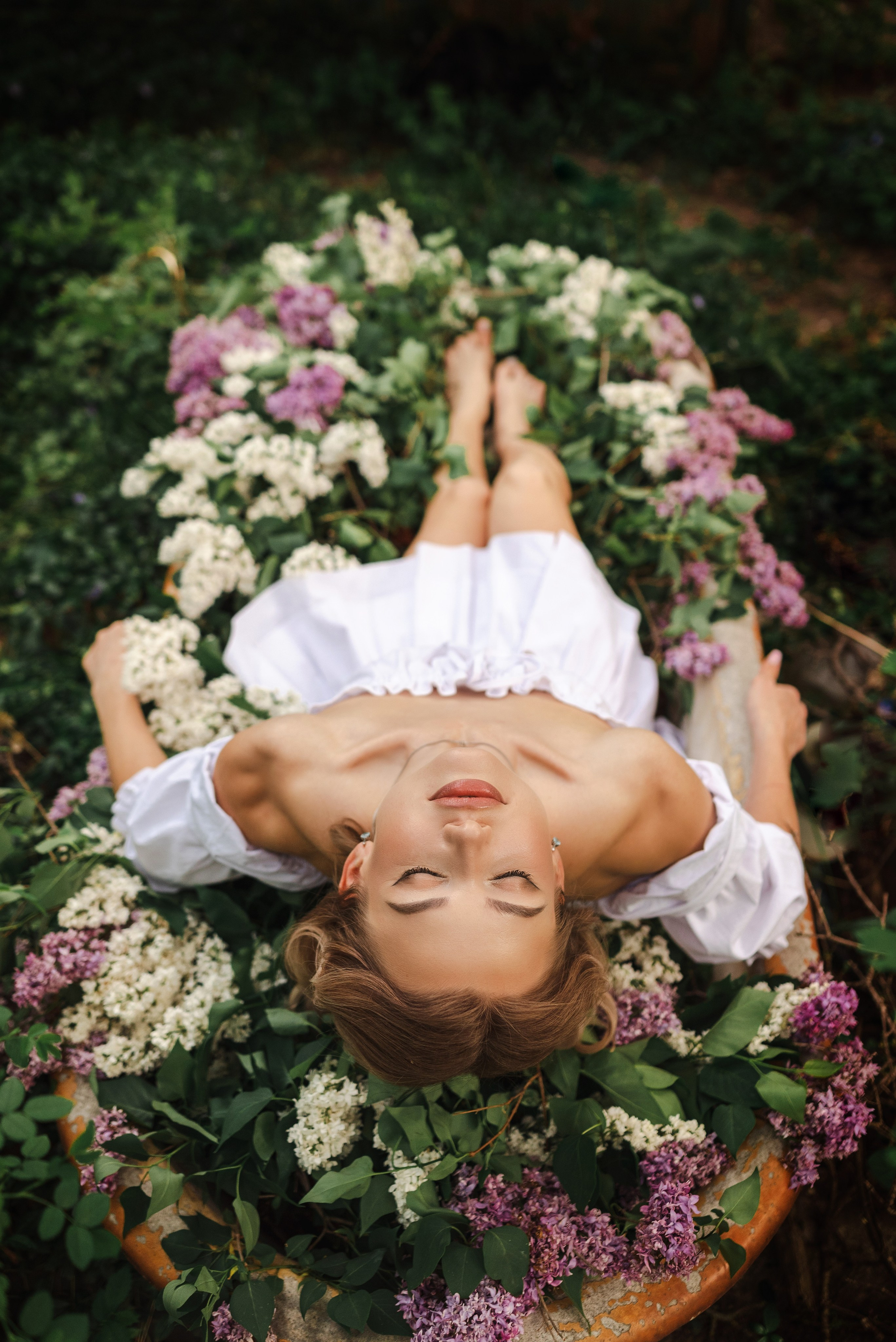 фотограф в парке Лога Каменск-Шахтинский Ольга Сагал. фотосессия девушки  на природе в сирени в ванне Парк Лога