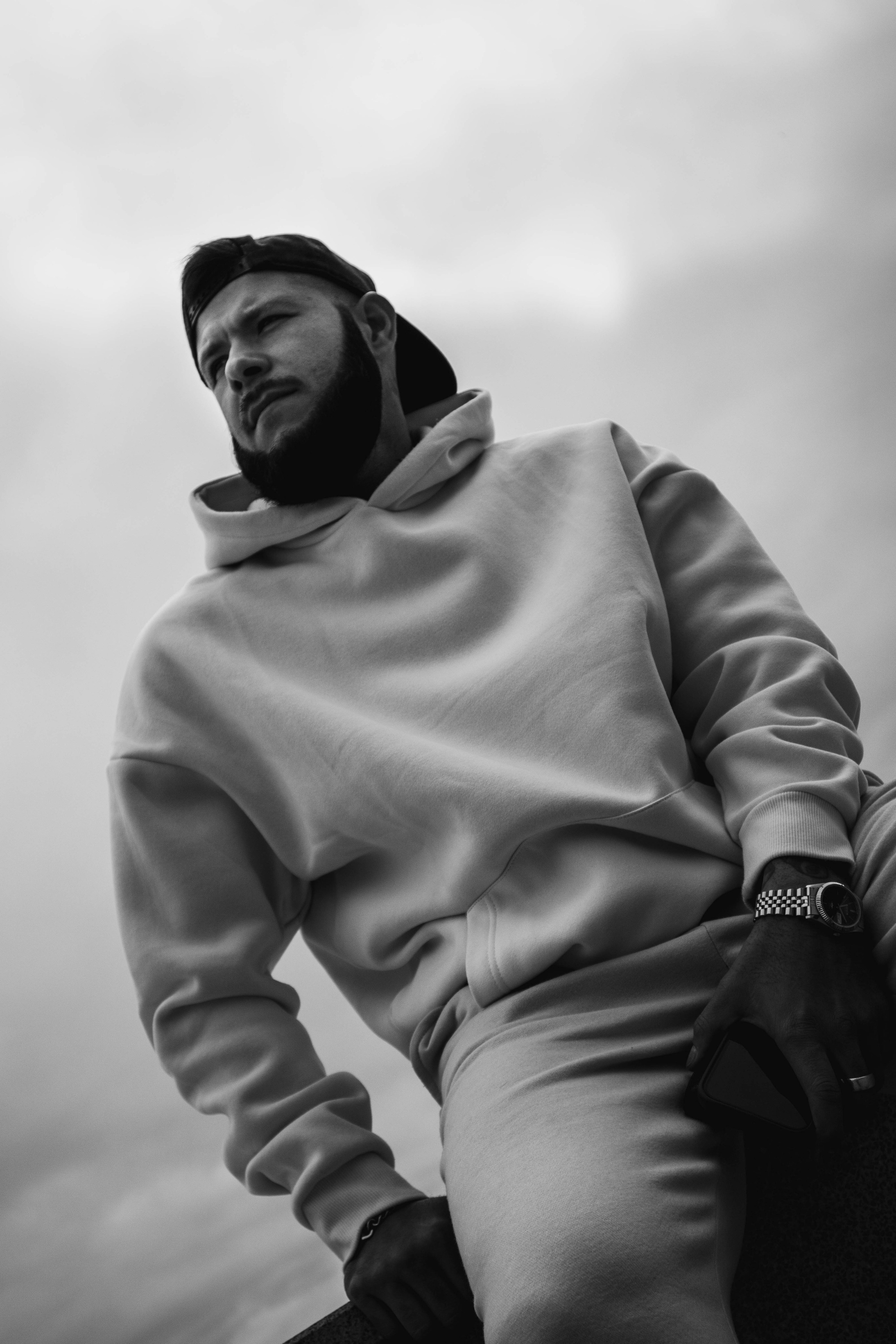 О. Уличный фотограф Города N