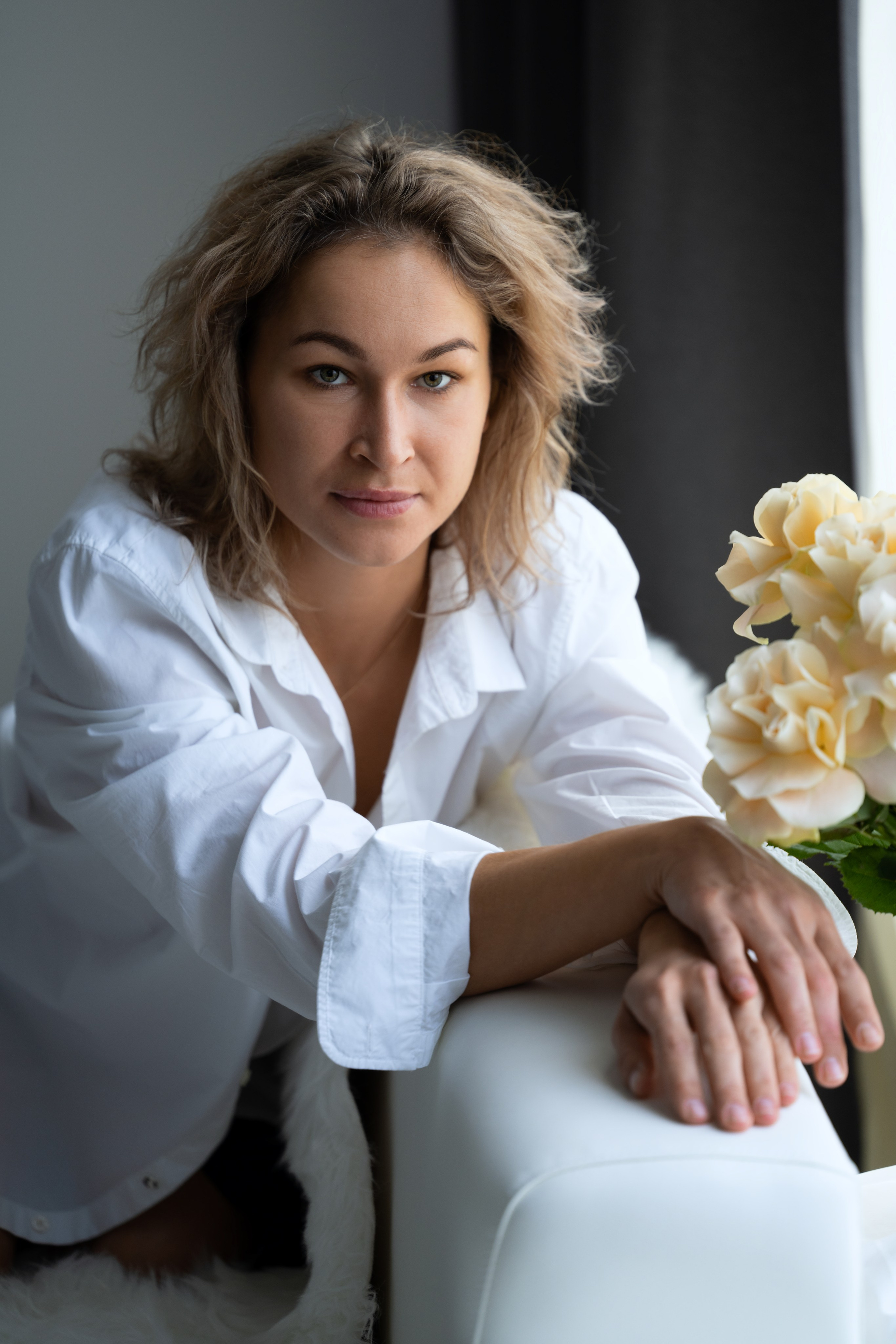 Студийная съёмка девушки в белой рубашке