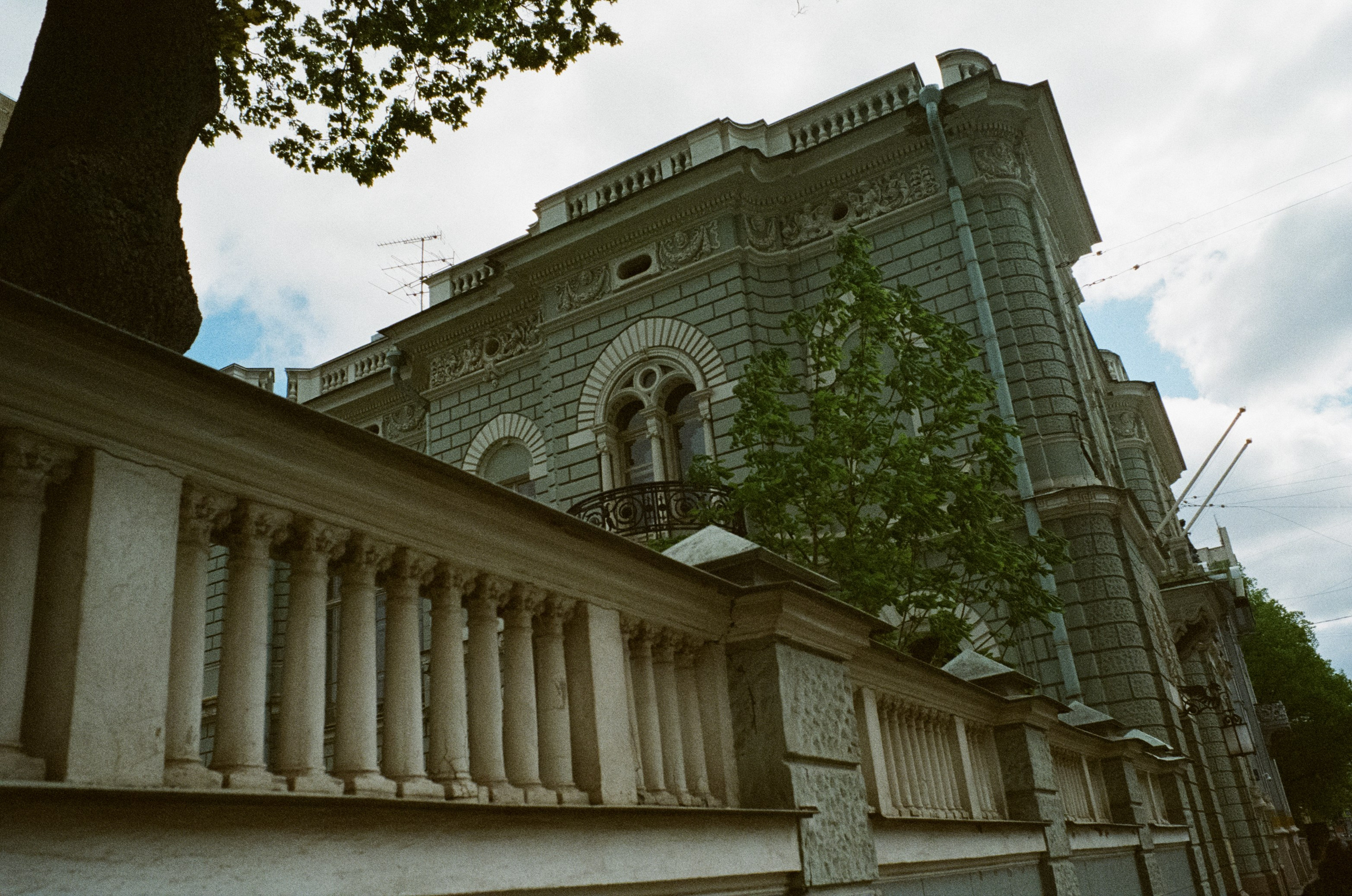 Ул. Поваровка и окрестности | Voigtlander BESSA-T — Voigtlander Ultron 28 mm f/2 | Kodak Ultramax 400 (просрочка) @ ISO 100