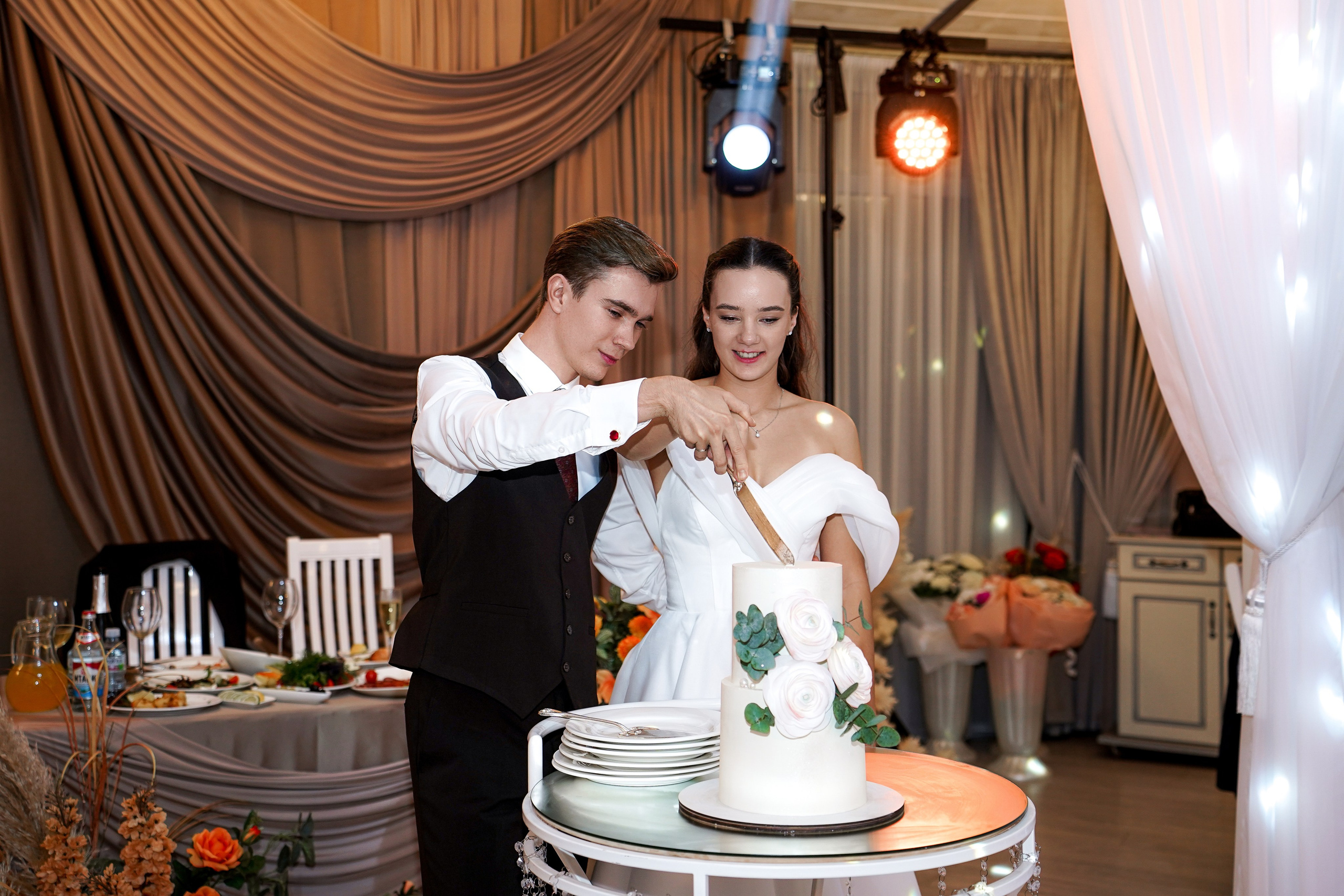 Свадебный банкет в беседке. Свадебный фотограф в Ростове-на-Дону. Таинство Крещения и Венчания, семейные фотосессии. Алёна Чёботова