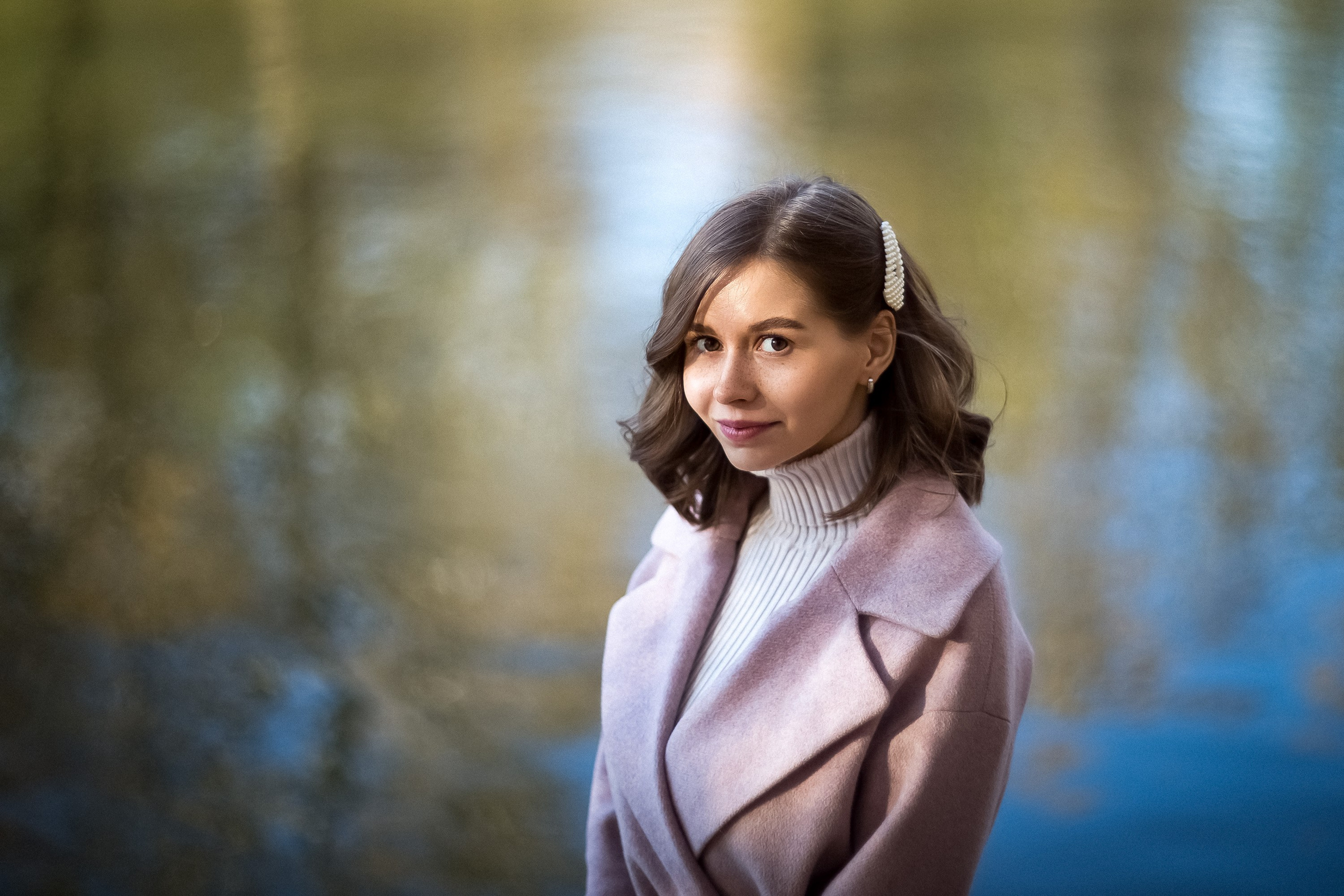 Девушка на фоне озера