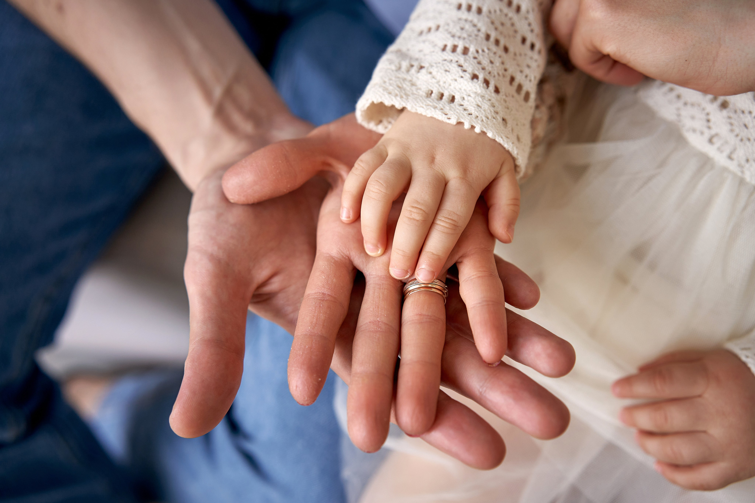 Фотосъёмка семьи с малышом в фотостудии. Ручки в кадре