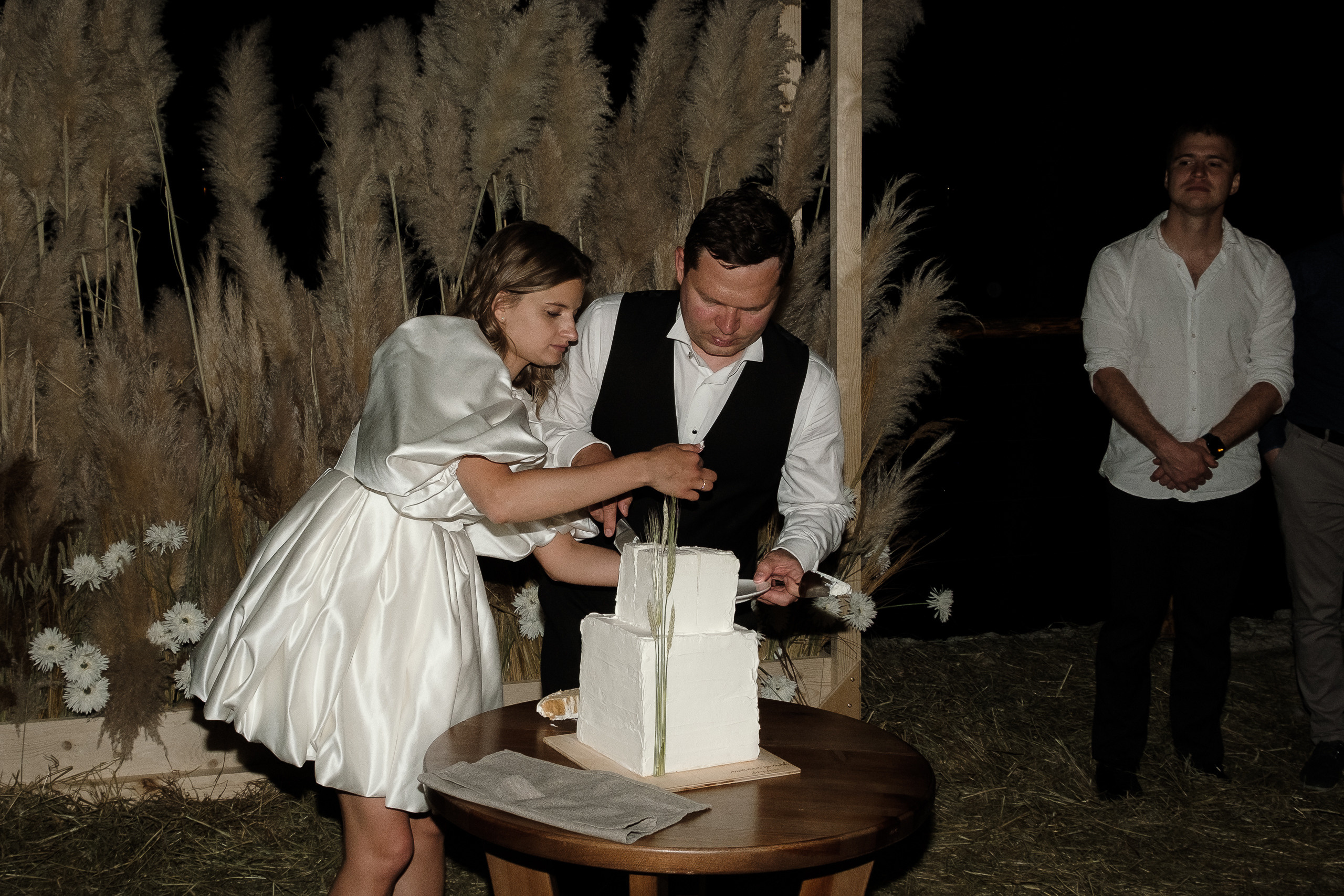 Свадебная съемка в лесном домике с видом на реку. Свадебный фотограф Элли Федосеева