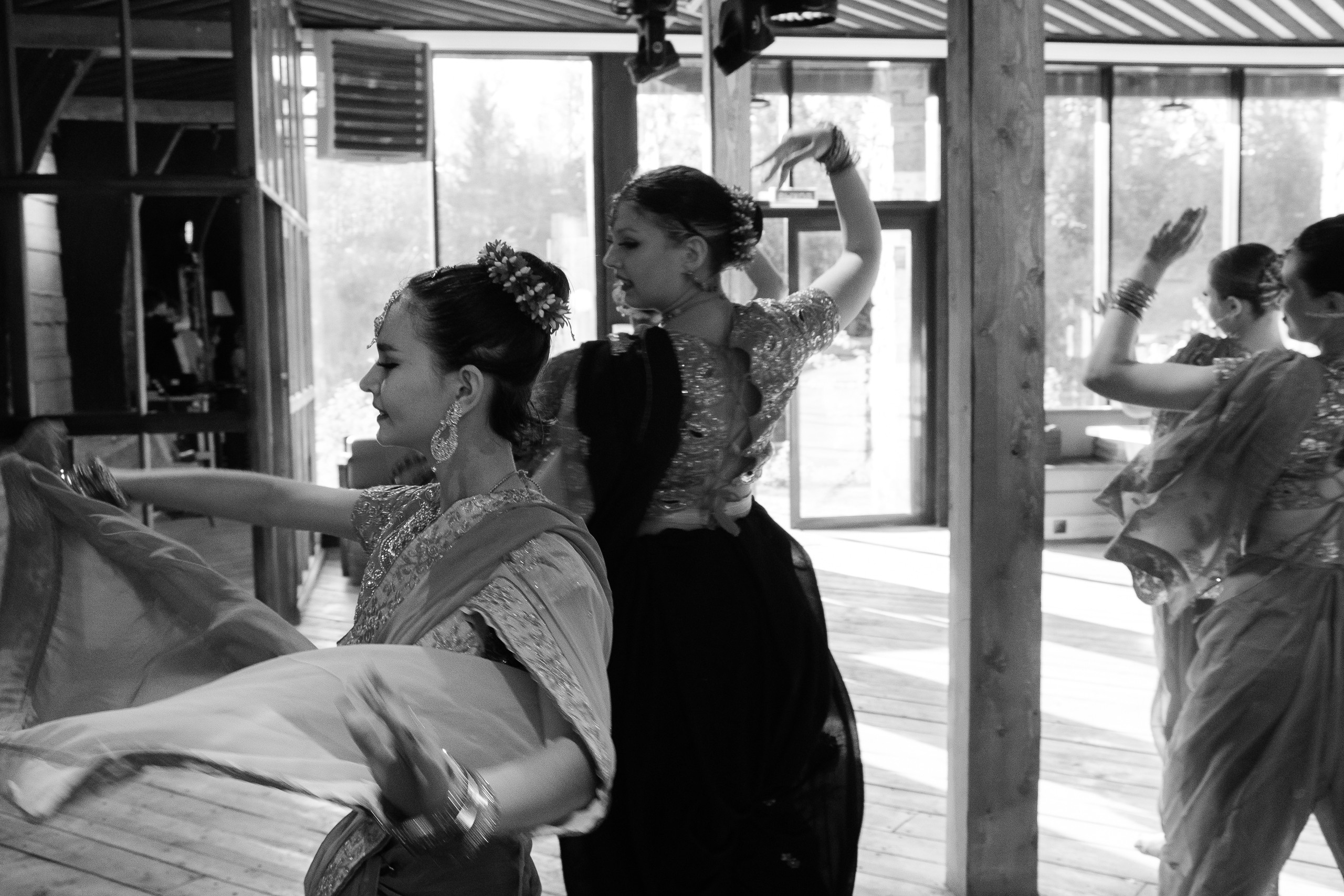 Свадебная съемка в лесном домике с видом на реку. Свадебный фотограф Элли Федосеева