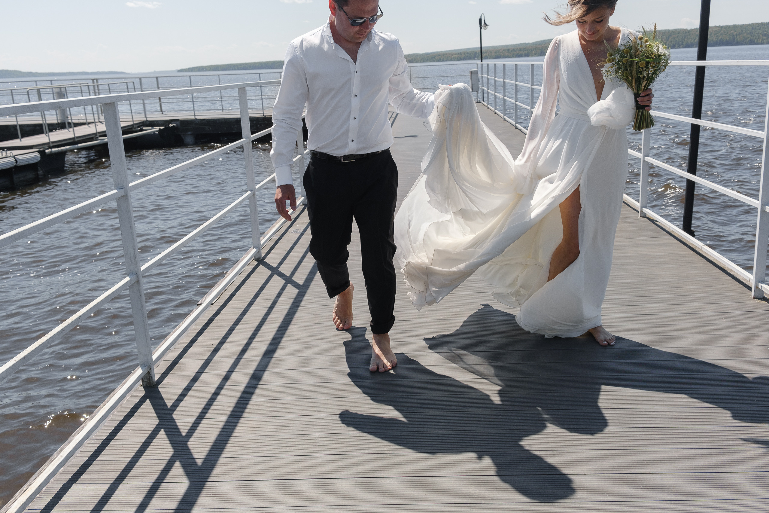 Свадебная съемка в лесном домике с видом на реку. Свадебный фотограф Элли Федосеева