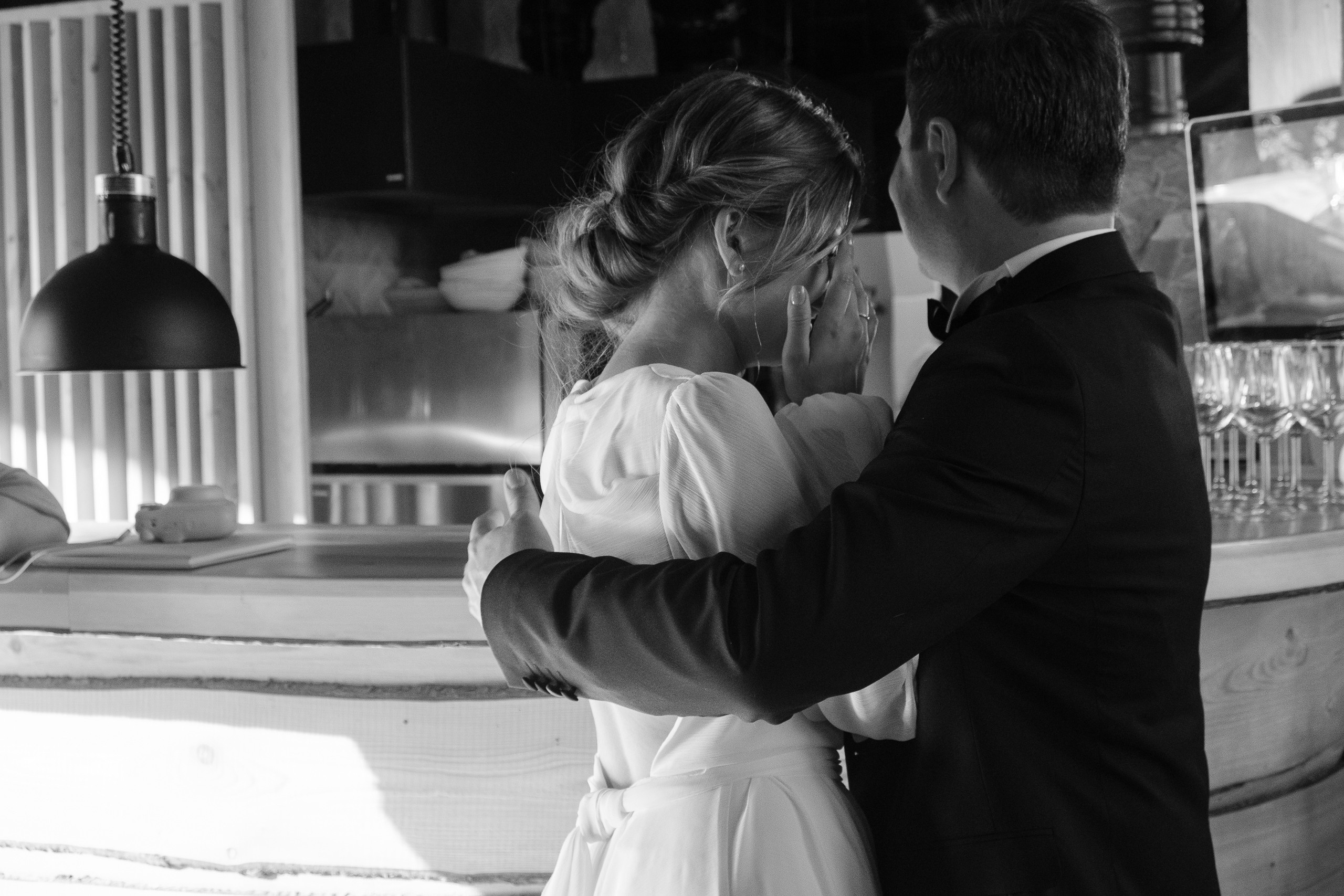 Свадебная съемка в лесном домике с видом на реку. Свадебный фотограф Элли Федосеева