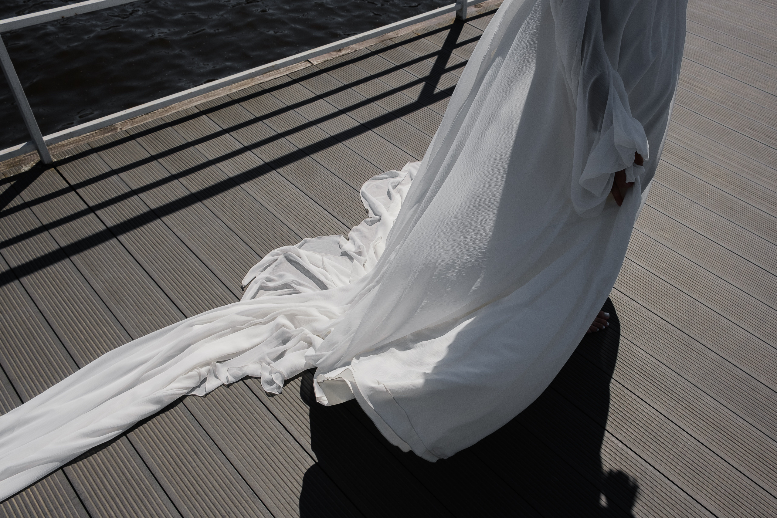 Свадебная съемка в лесном домике с видом на реку. Свадебный фотограф Элли Федосеева