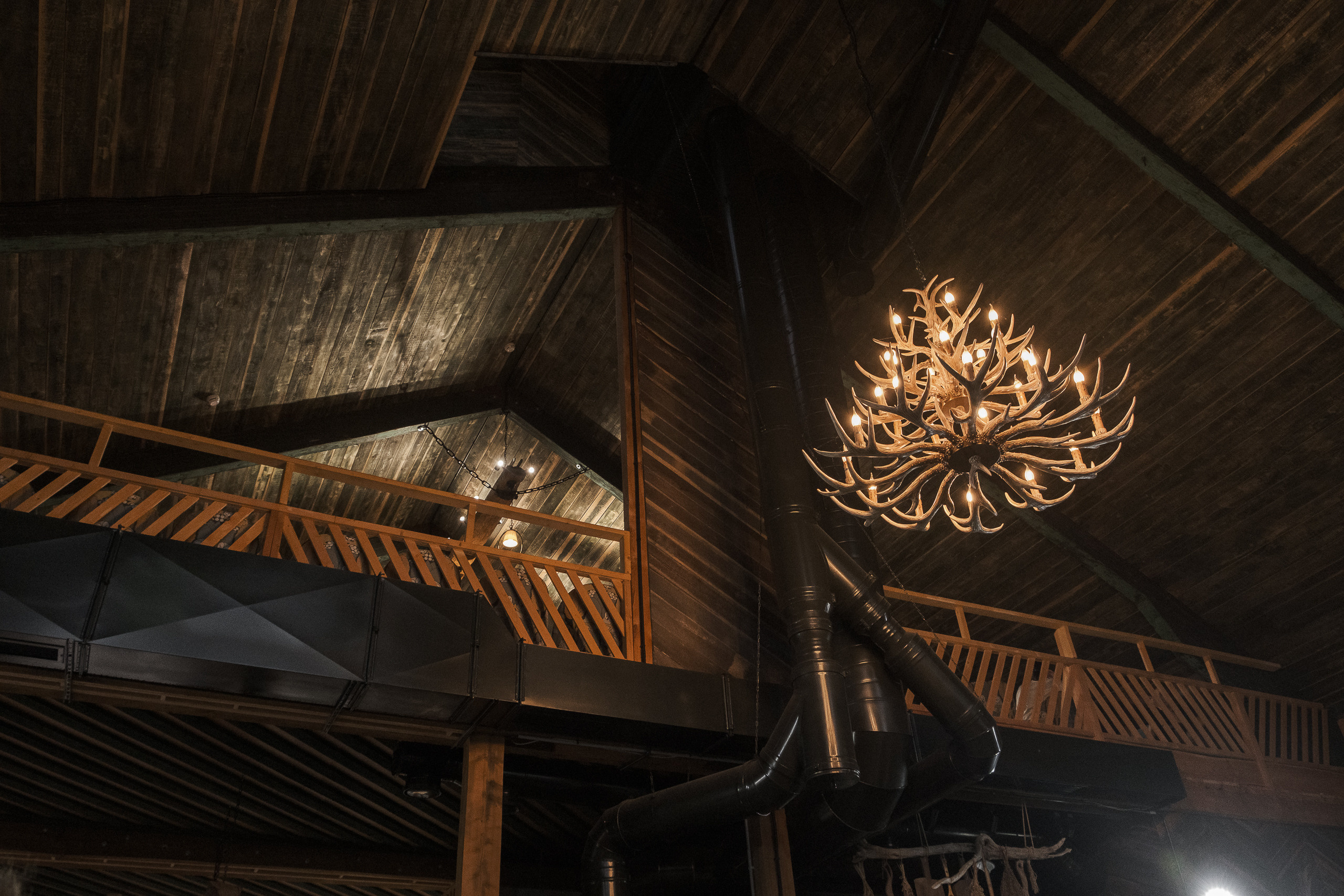 Свадебная съемка в лесном домике с видом на реку. Свадебный фотограф Элли Федосеева