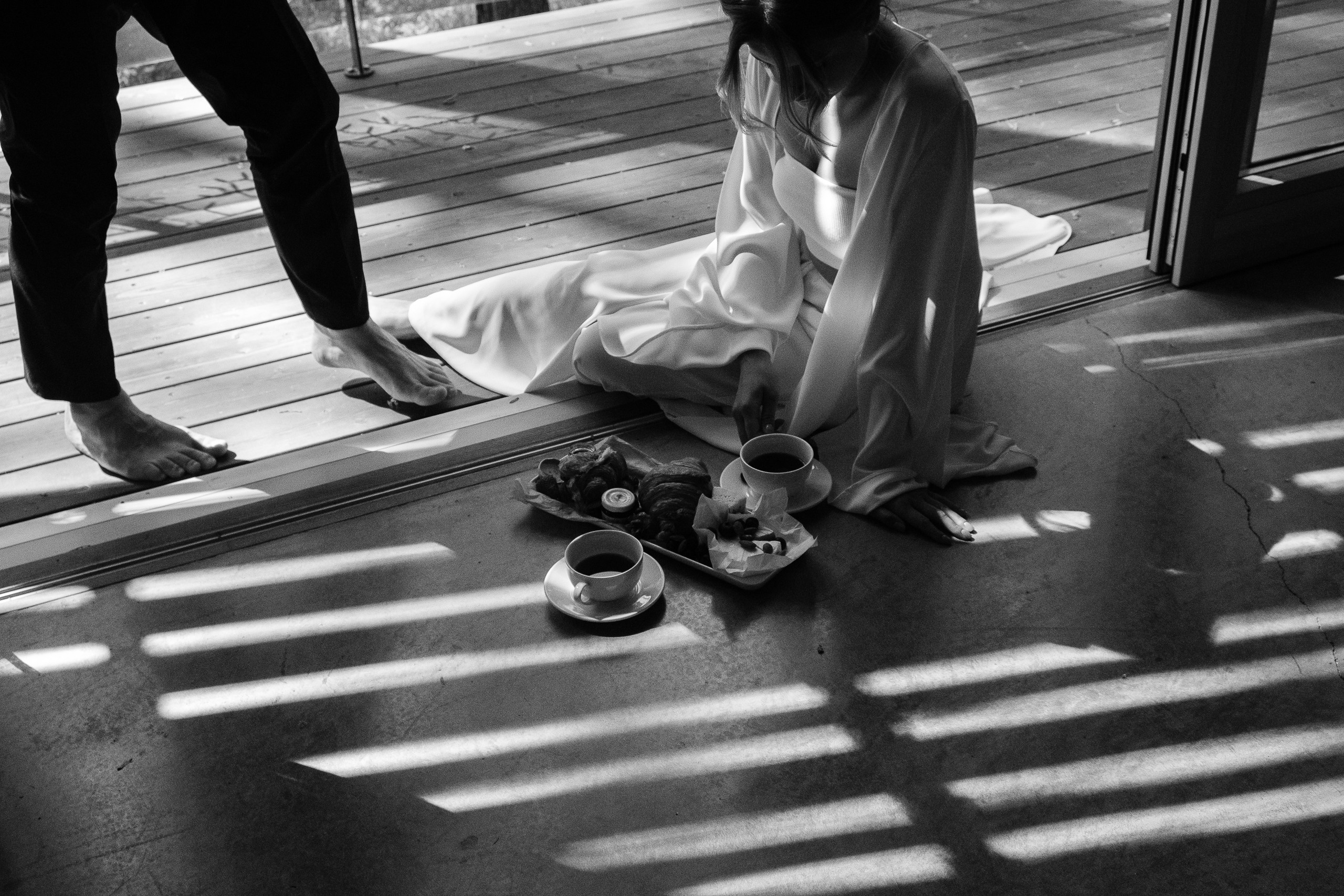 Свадебная съемка в лесном домике с видом на реку. Свадебный фотограф Элли Федосеева