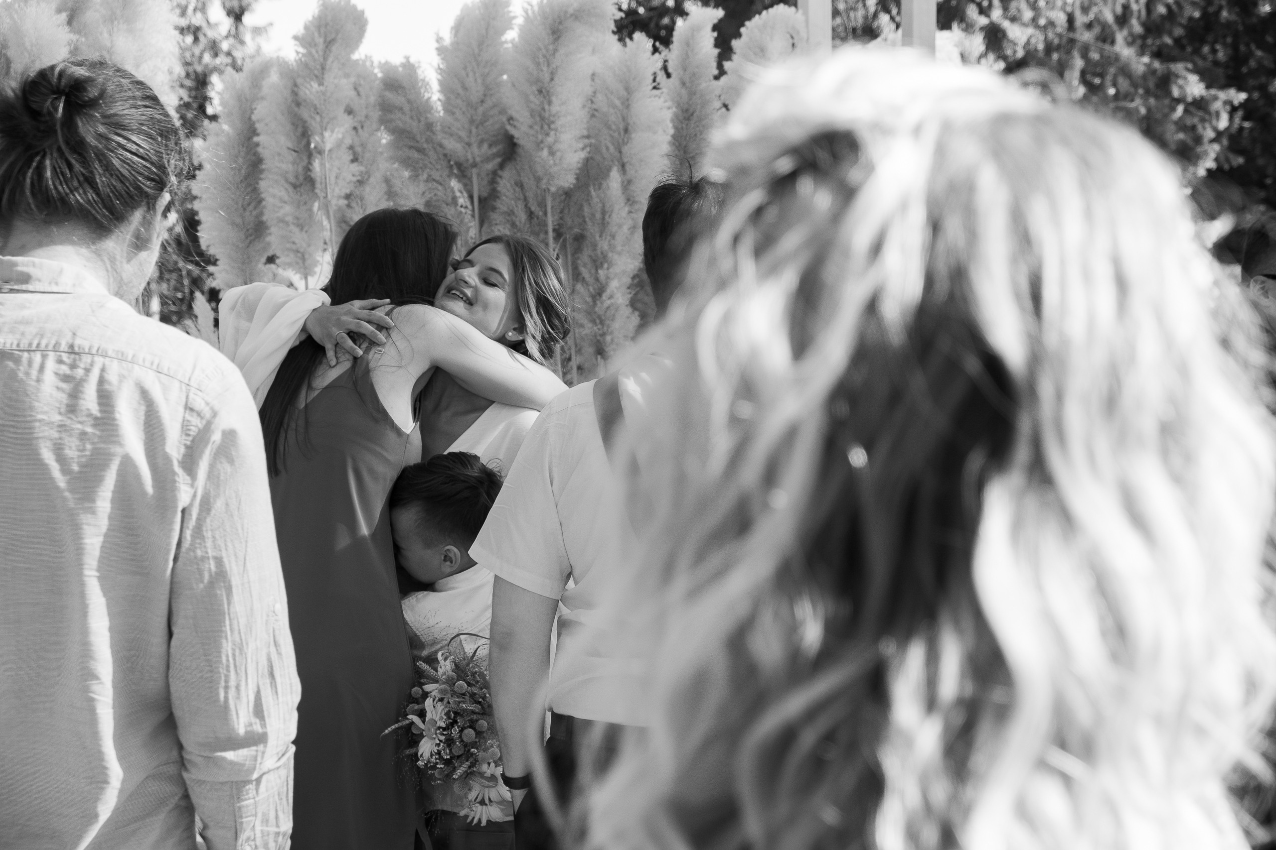 Свадебная съемка в лесном домике с видом на реку. Свадебный фотограф Элли Федосеева